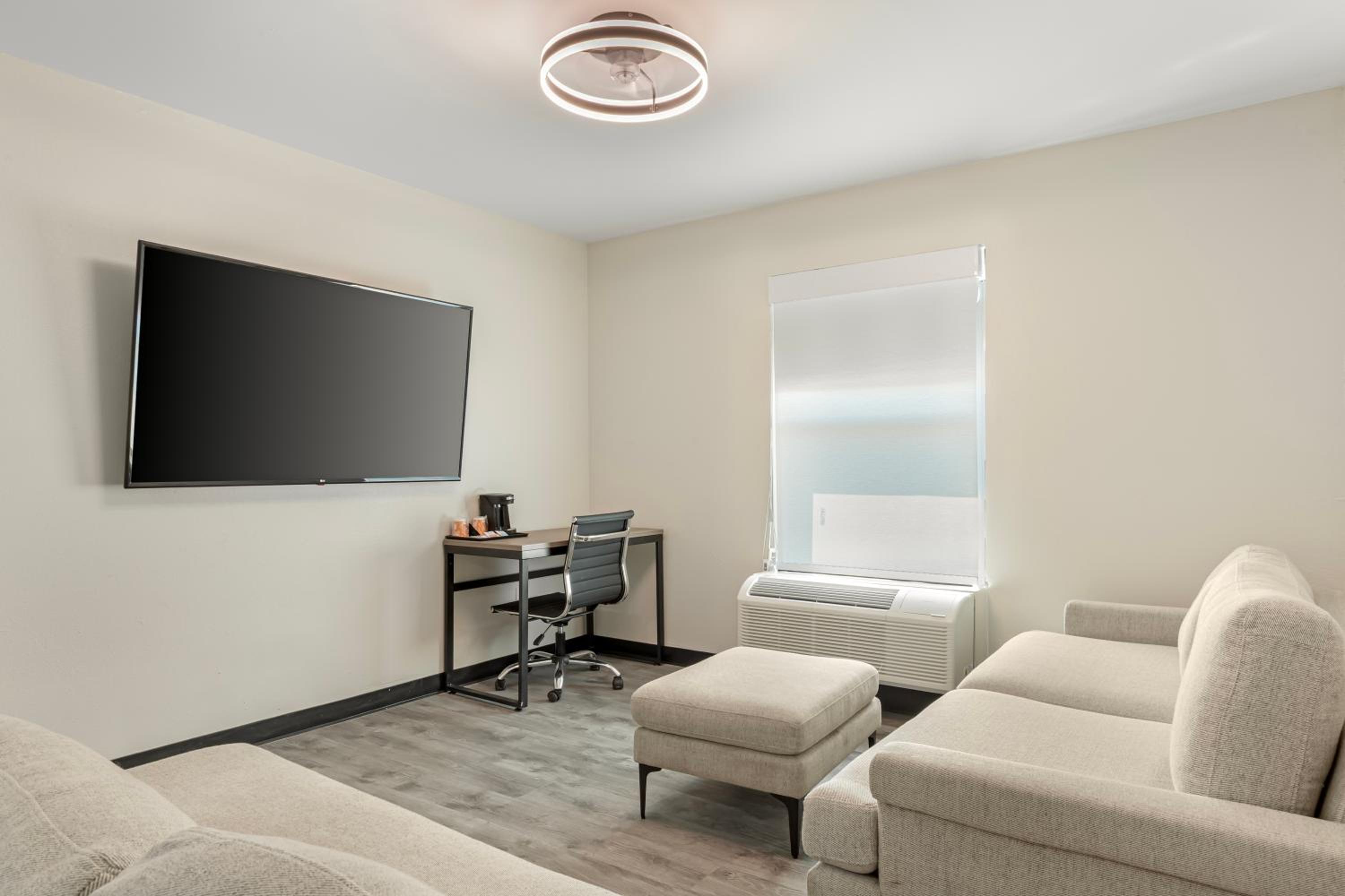 King Suite with Sofa Bed - Non Smoking - Photo 2