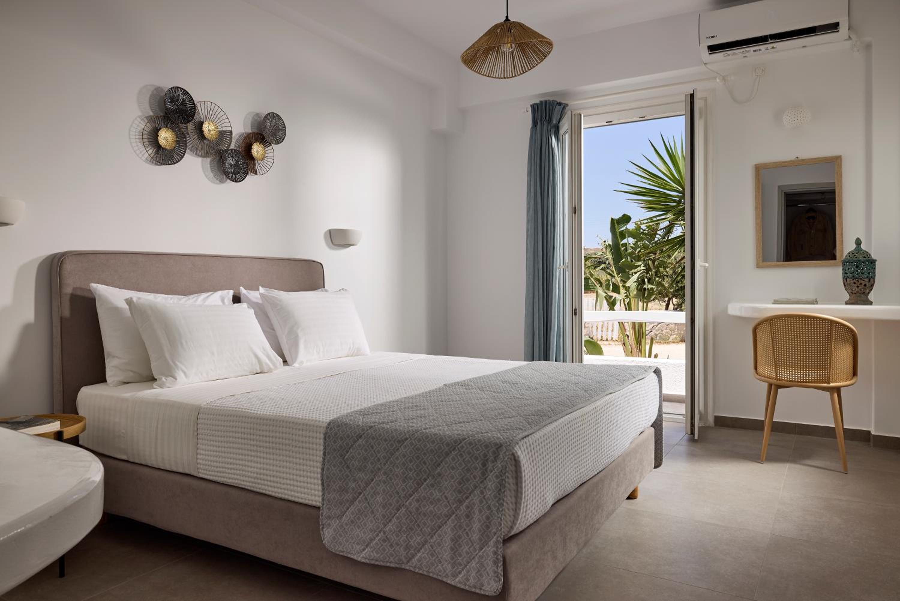 One-Bedroom Apartment with Balcony and Sea View photo 3