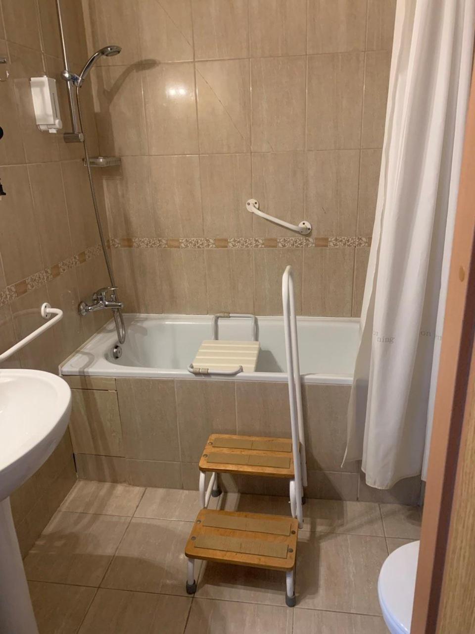 Twin Room - Disability Access photo 2