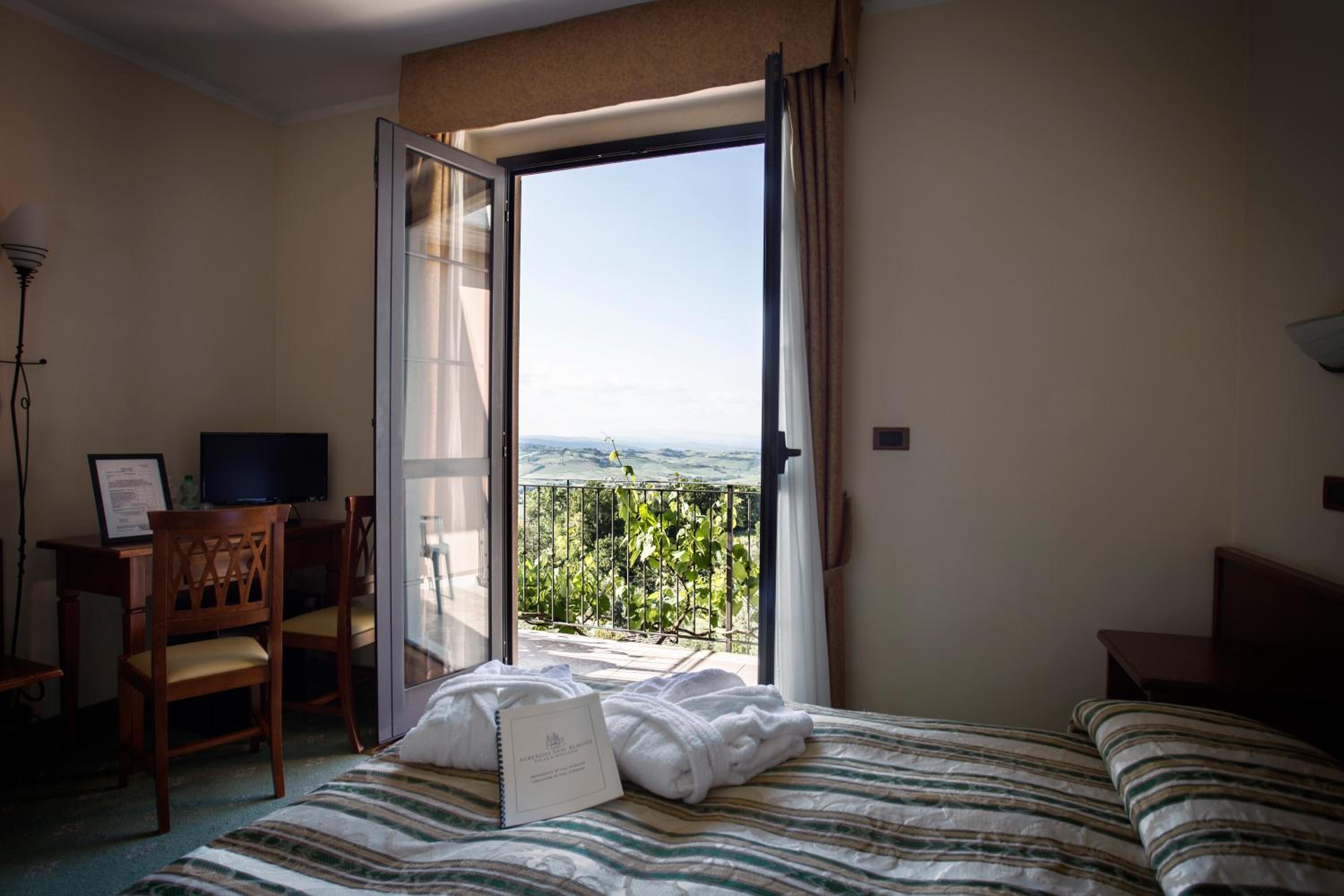 Double Room - Photo 5