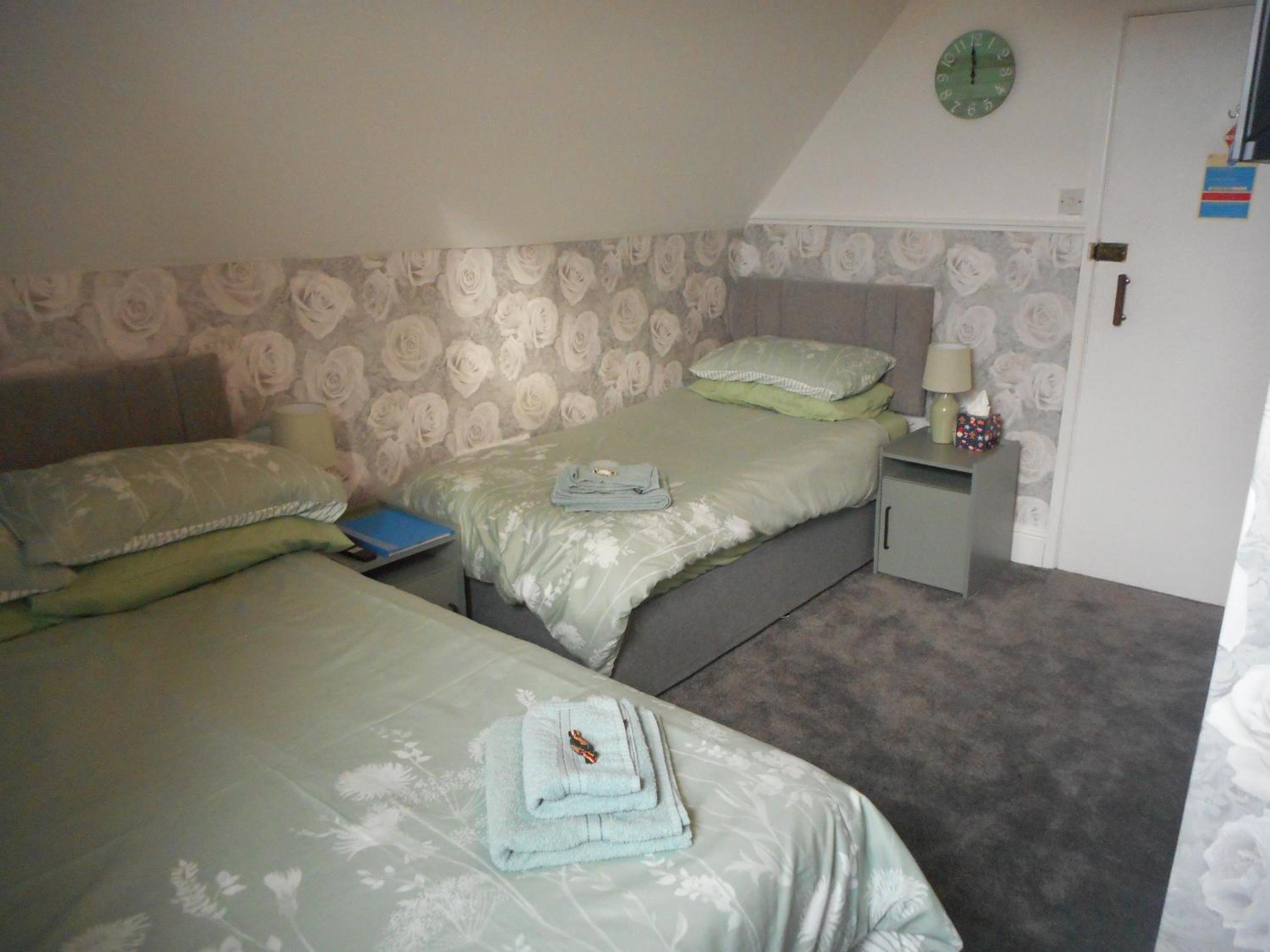 Standard Twin Room - Photo 8