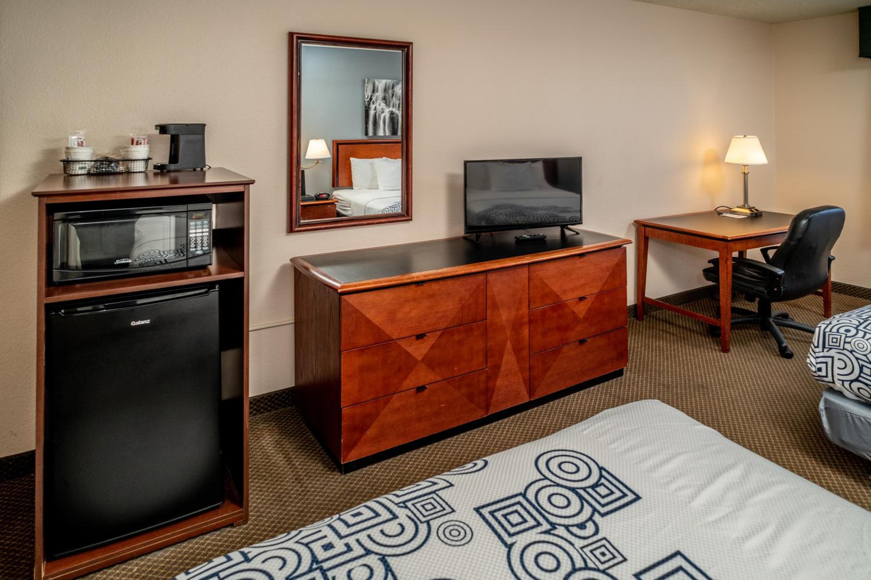 Quadruple Room - Non Smoking/Pet Friendly - Photo 1