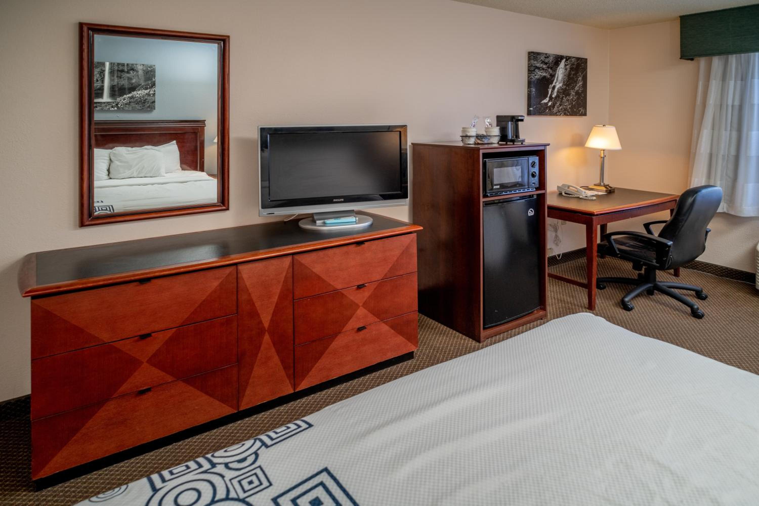 King Suite - Non Smoking - Photo 2