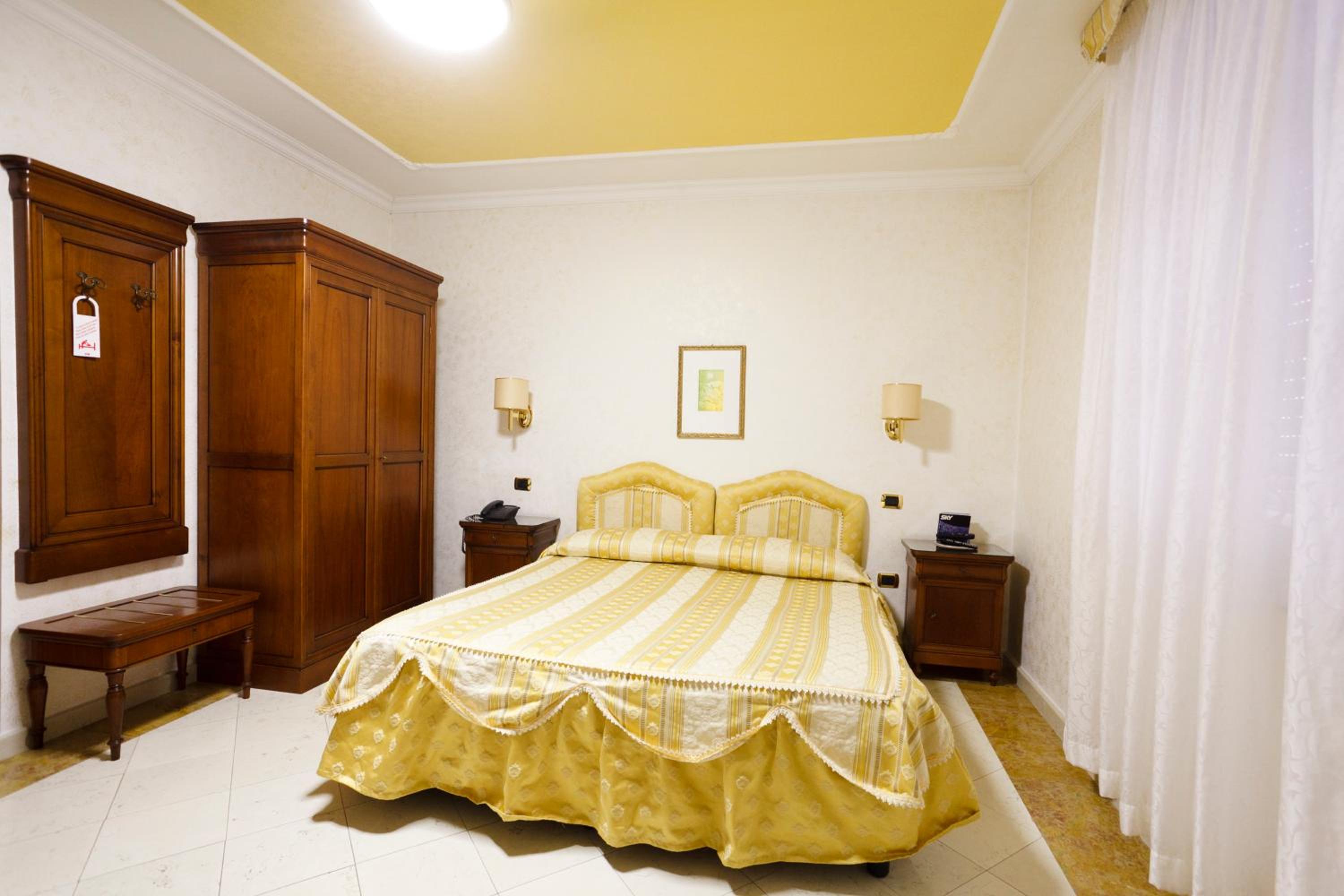 Classic Double or Twin Room - Photo 3