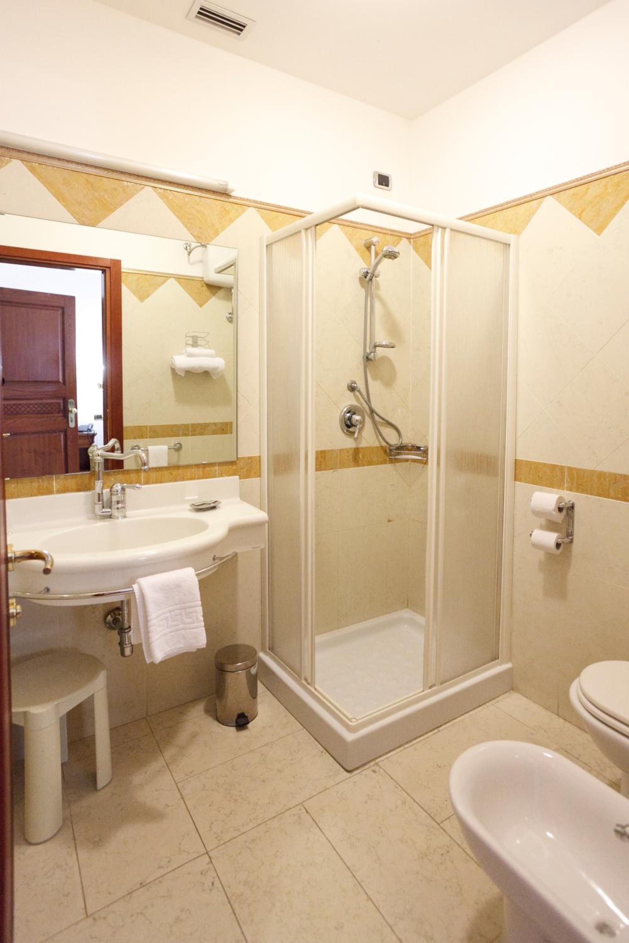 Classic Double or Twin Room - Photo 4