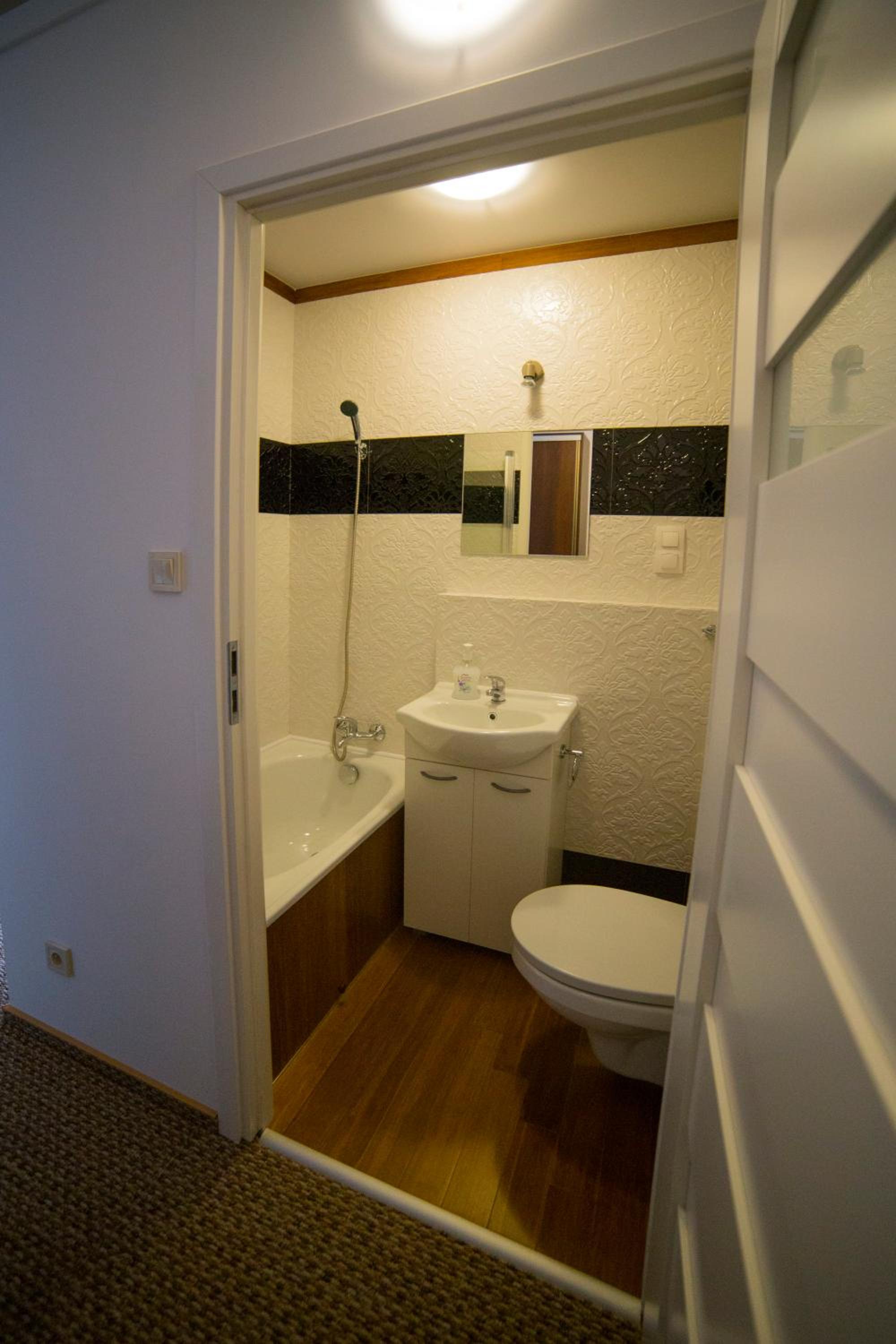 Double Room with Bathroom - Photo 3