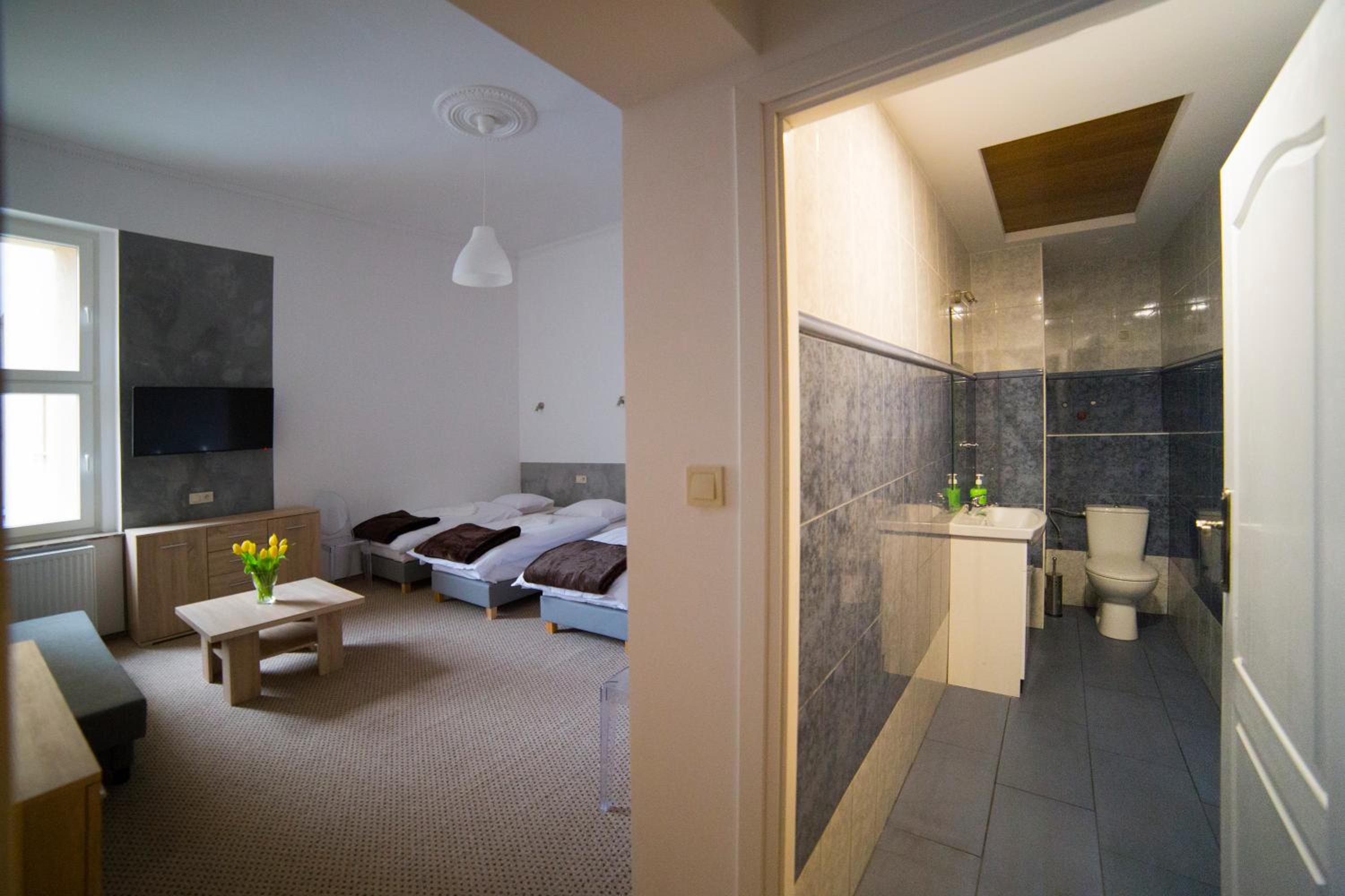 Quadruple Room with Shower - Photo 3