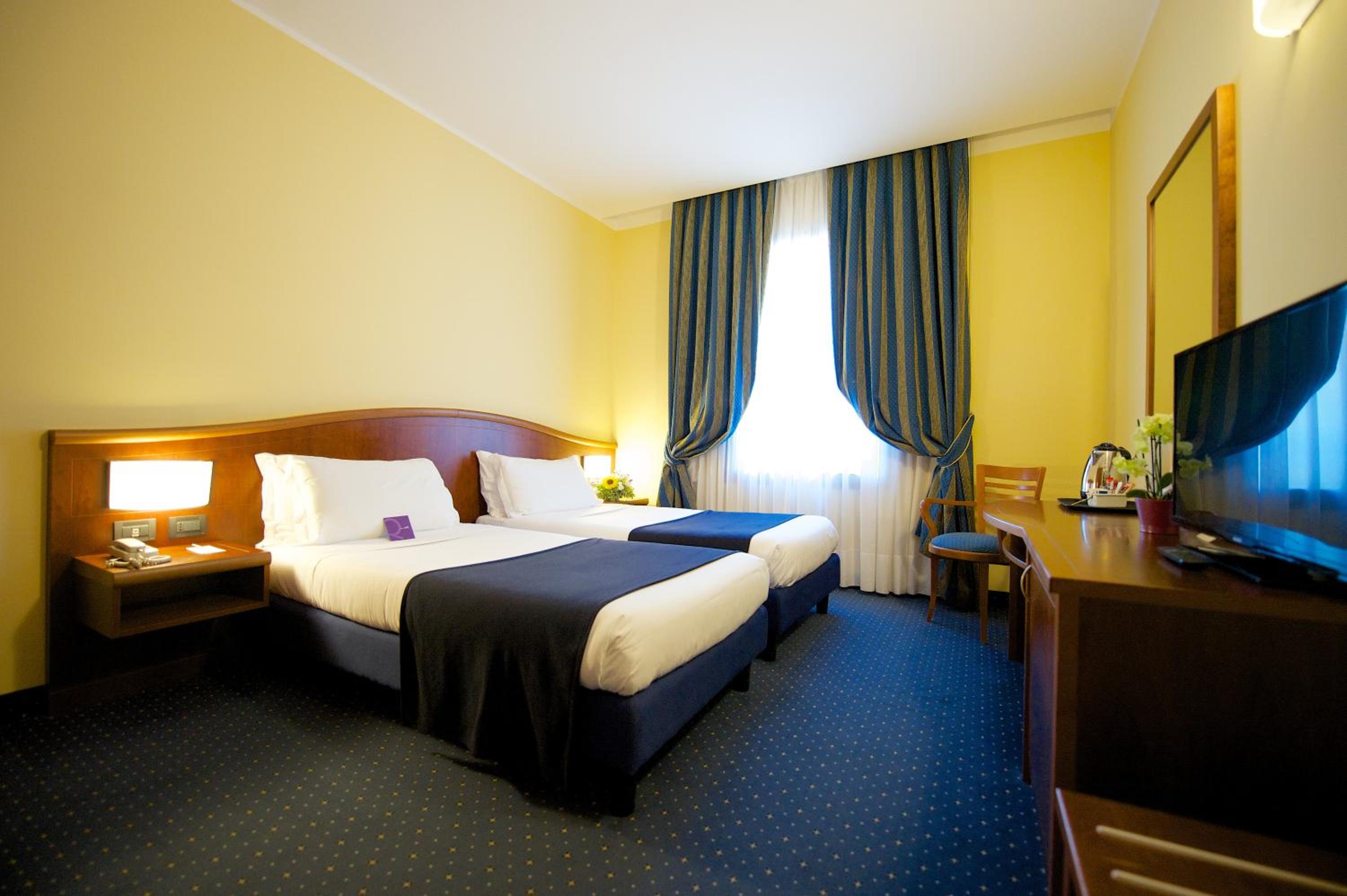 Standard Room with 2 Single Beds - Photo 6