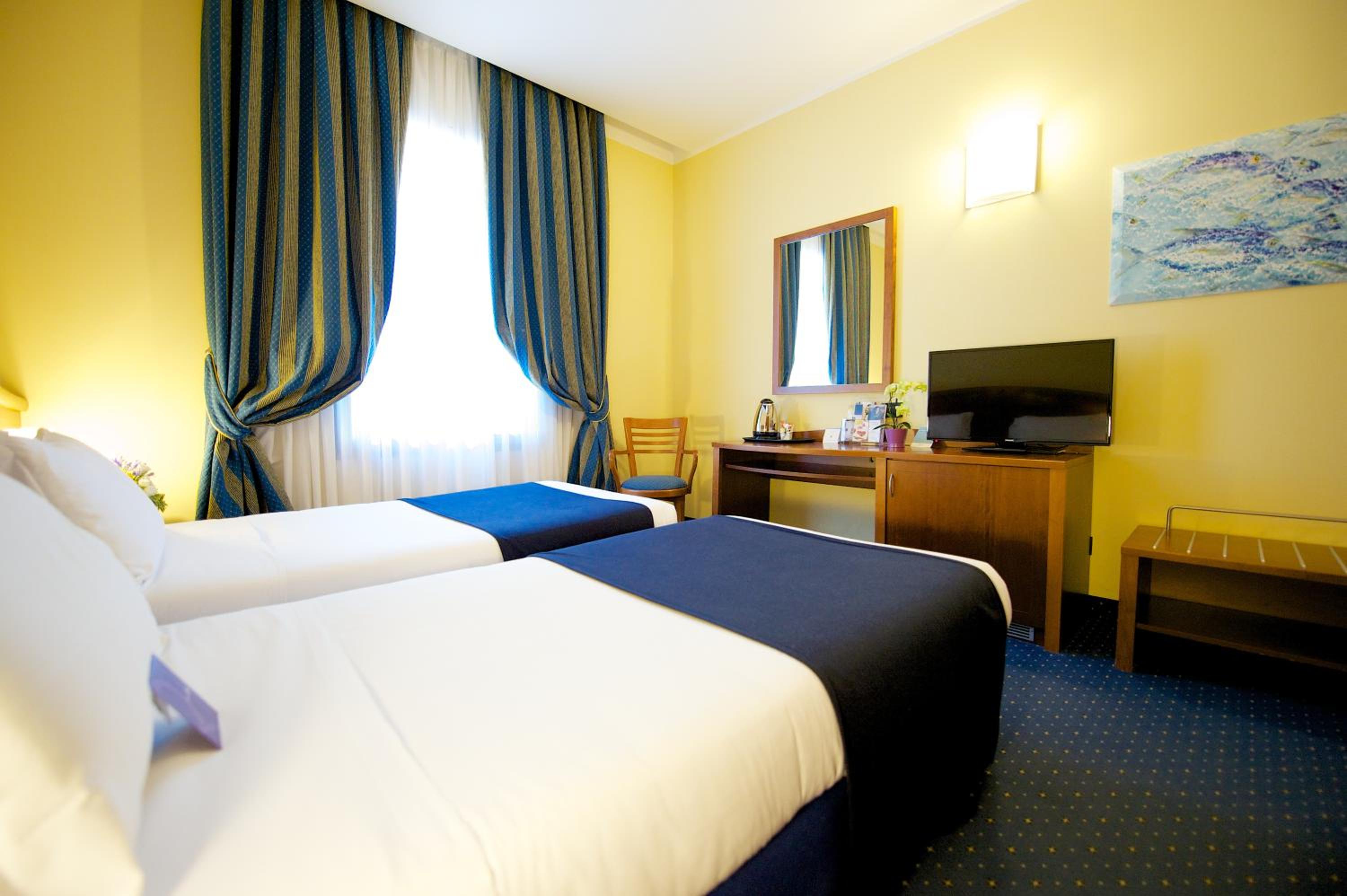 Standard Room with 2 Single Beds - Photo 7
