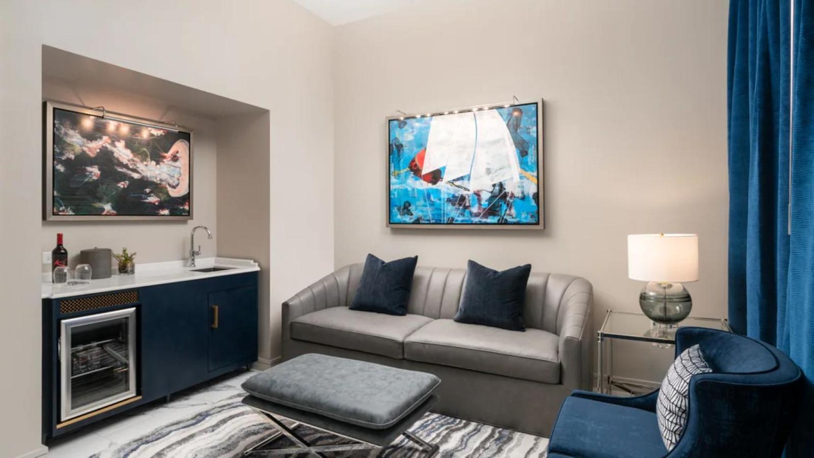 One-Bedroom King Suite with Balcony and City View thumbnail 5