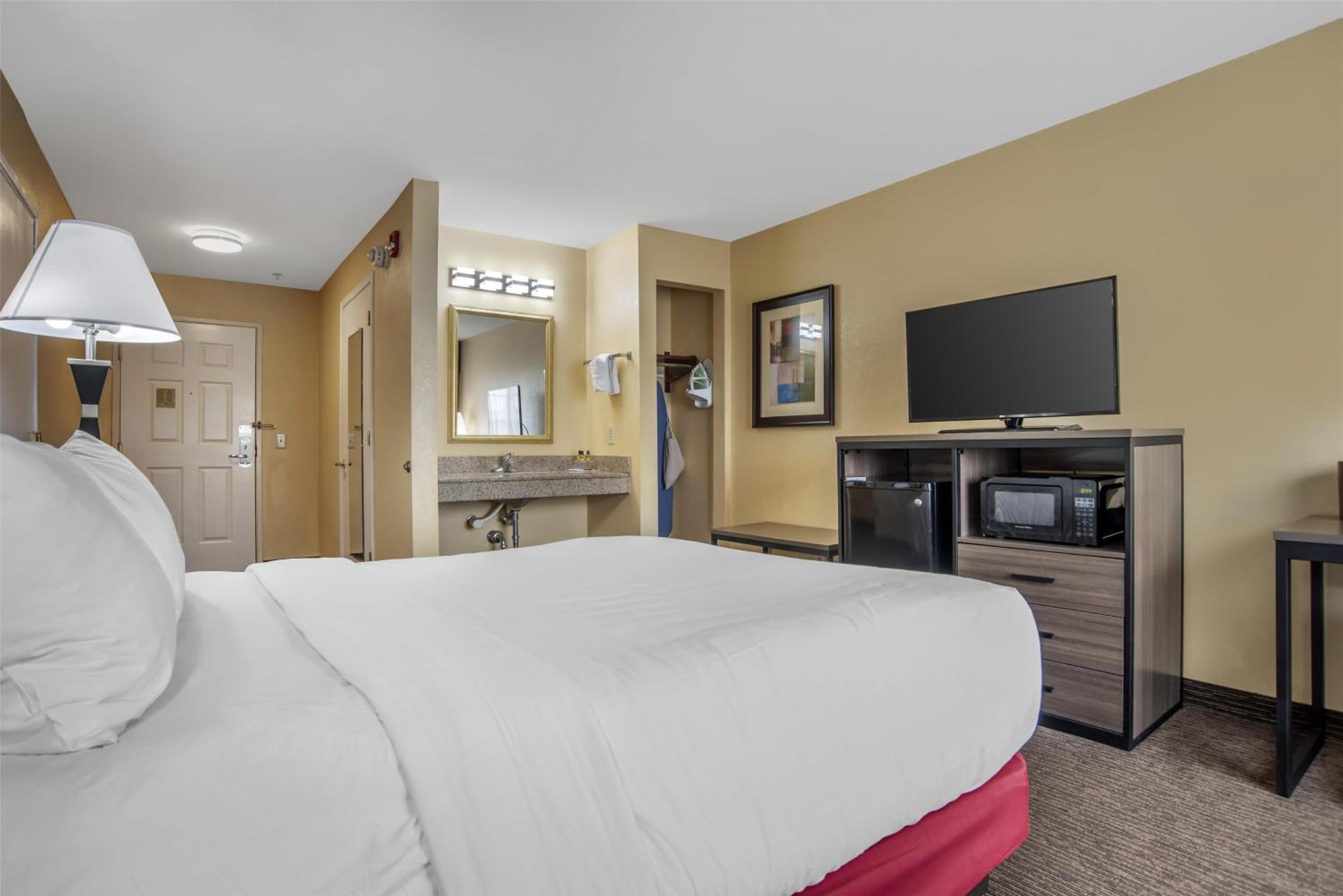 Queen Room - Disability Access - Photo 3