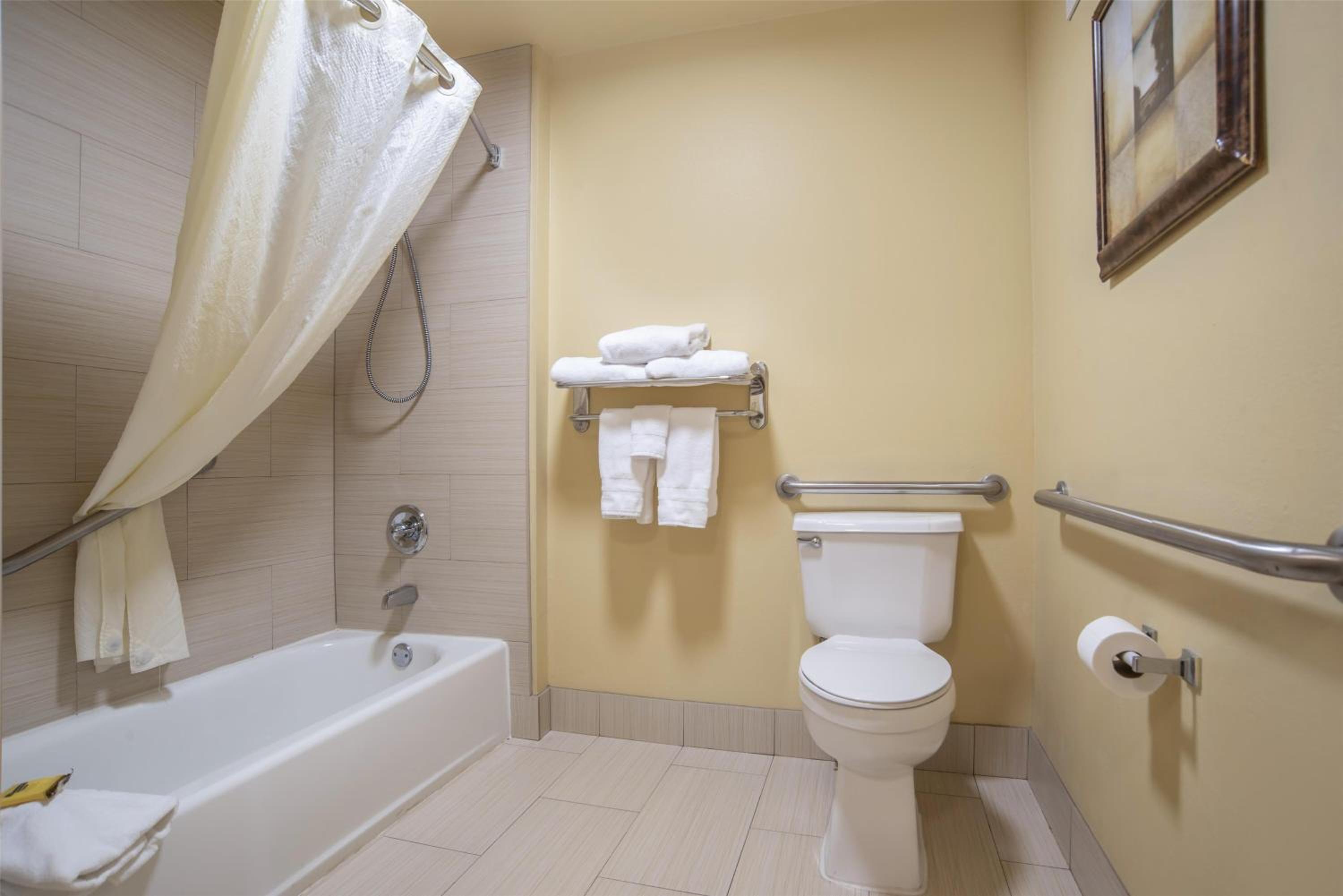 Queen Room - Disability Access - Photo 4