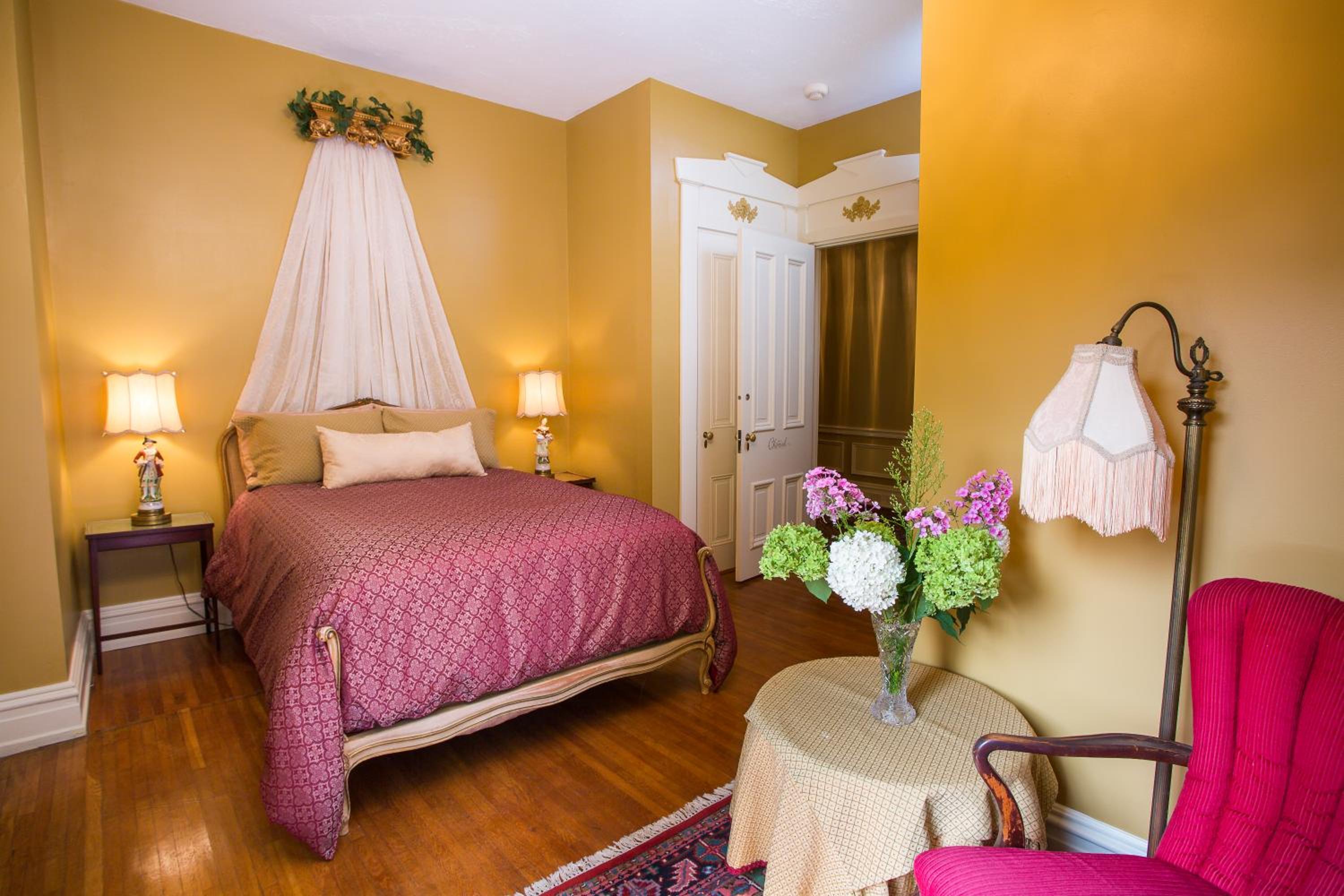 Deluxe Queen Room
