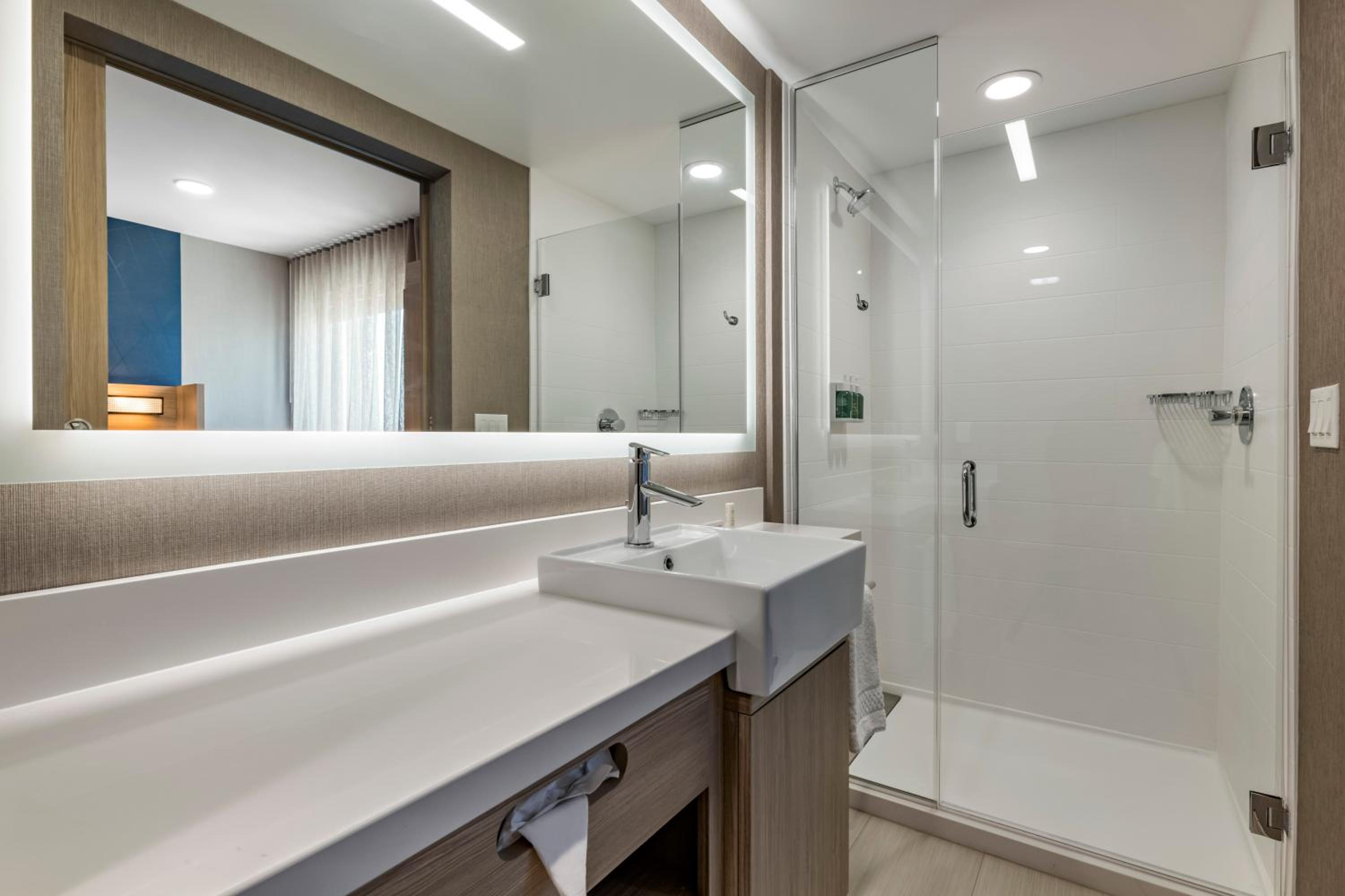 Suite with 2 Queen Trundle Beds 