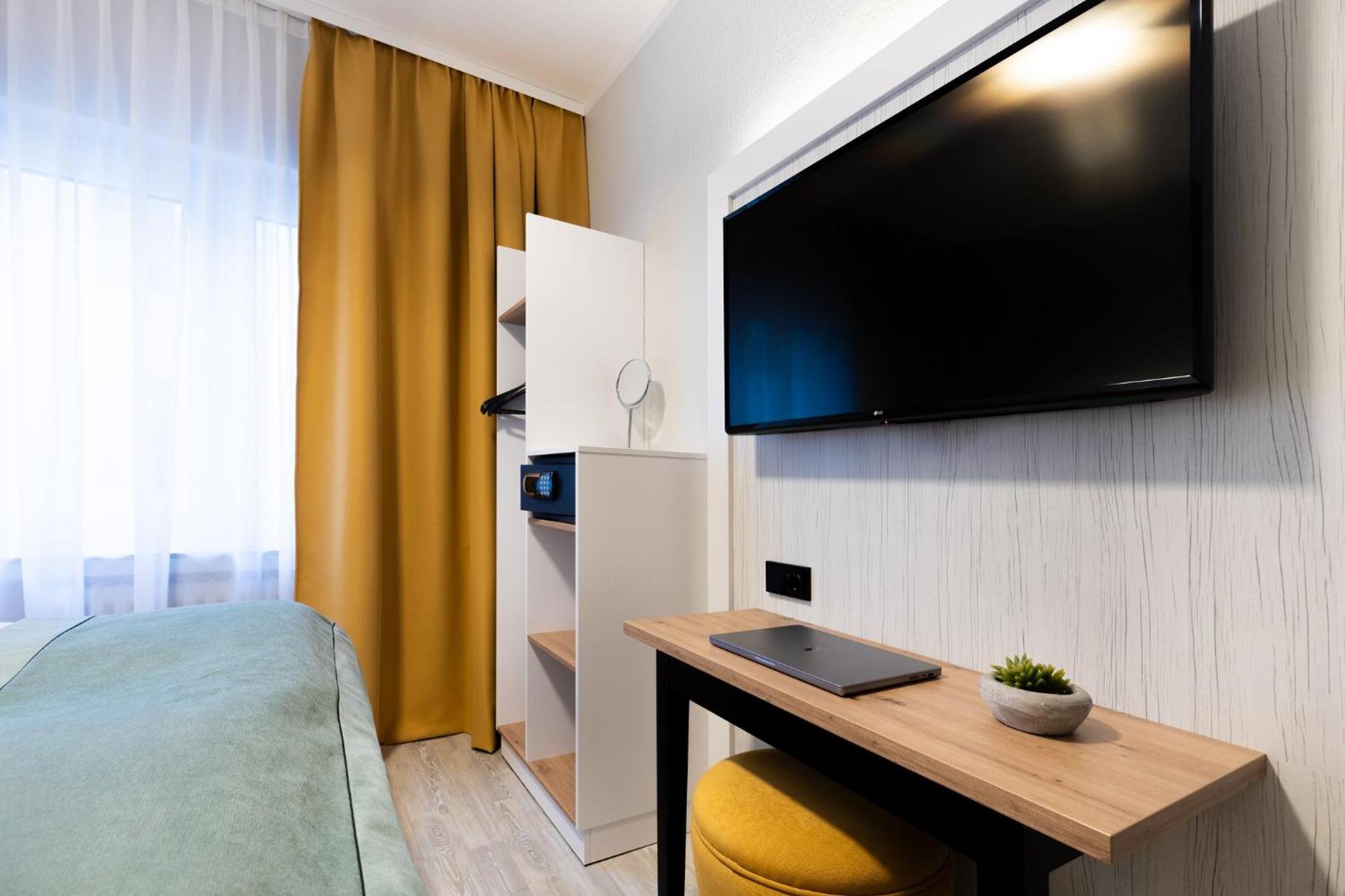 Cozy Queen Room - Photo 2