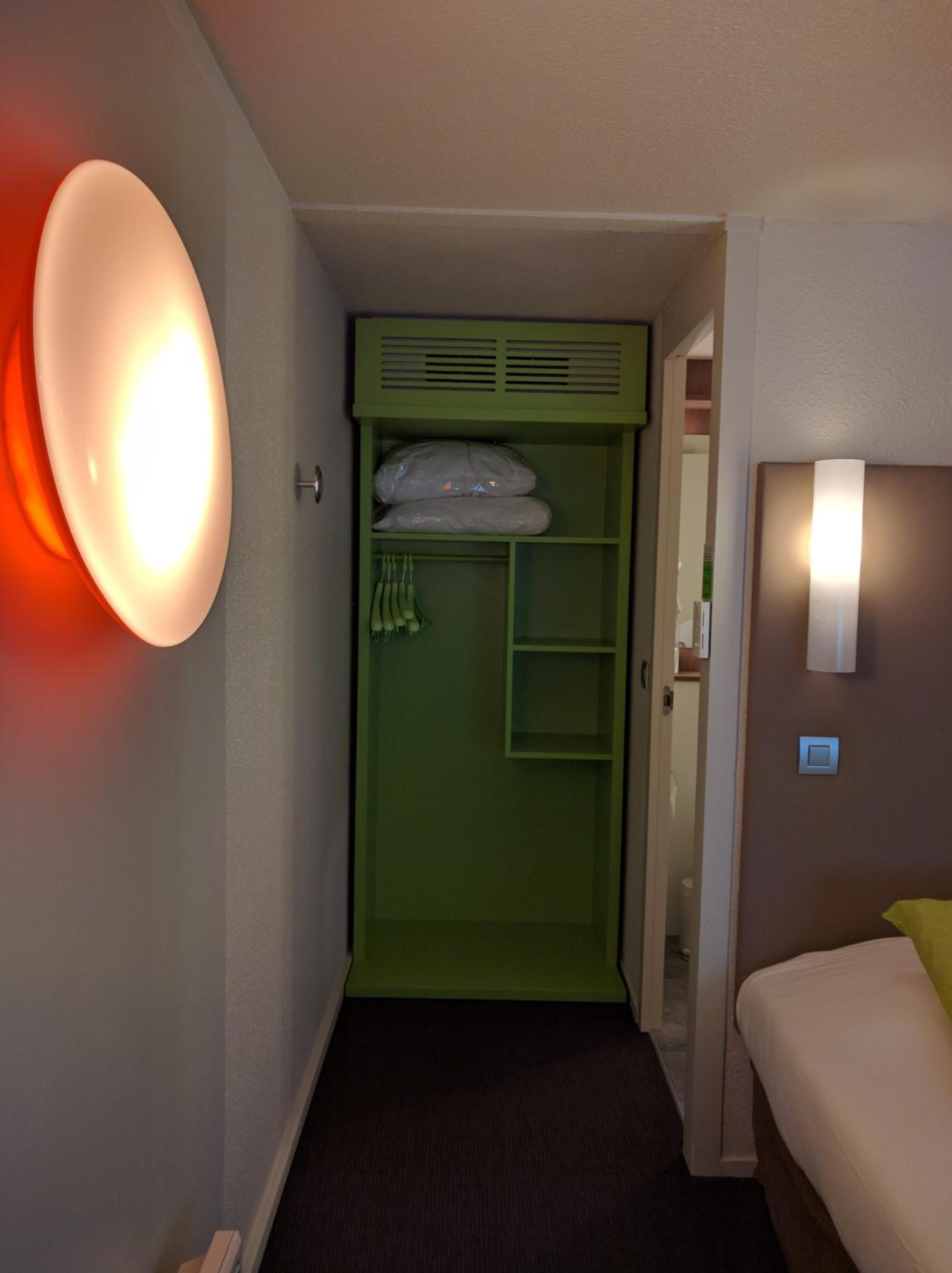 Standard Twin Room - Photo 6