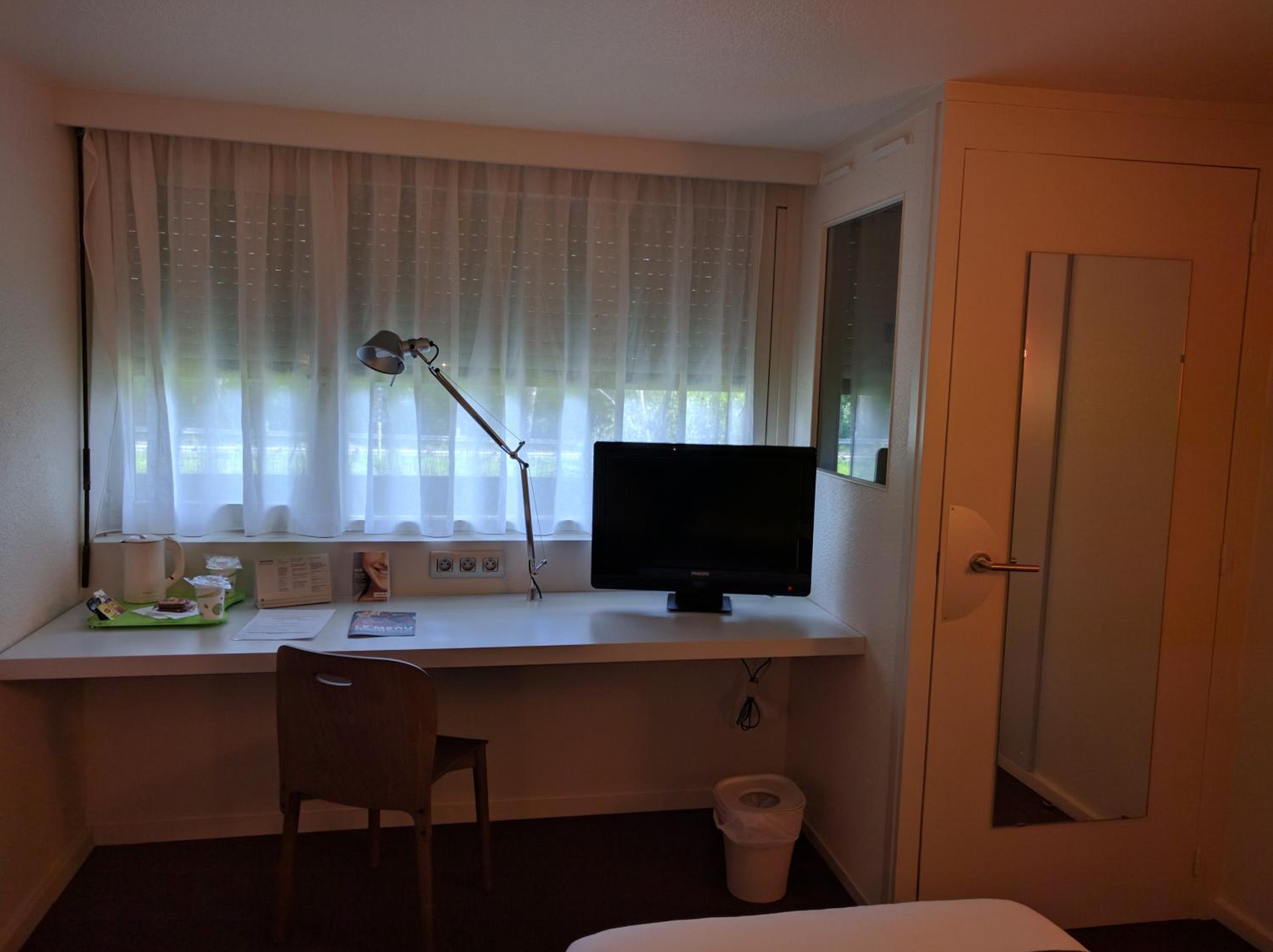Standard Twin Room - Photo 7