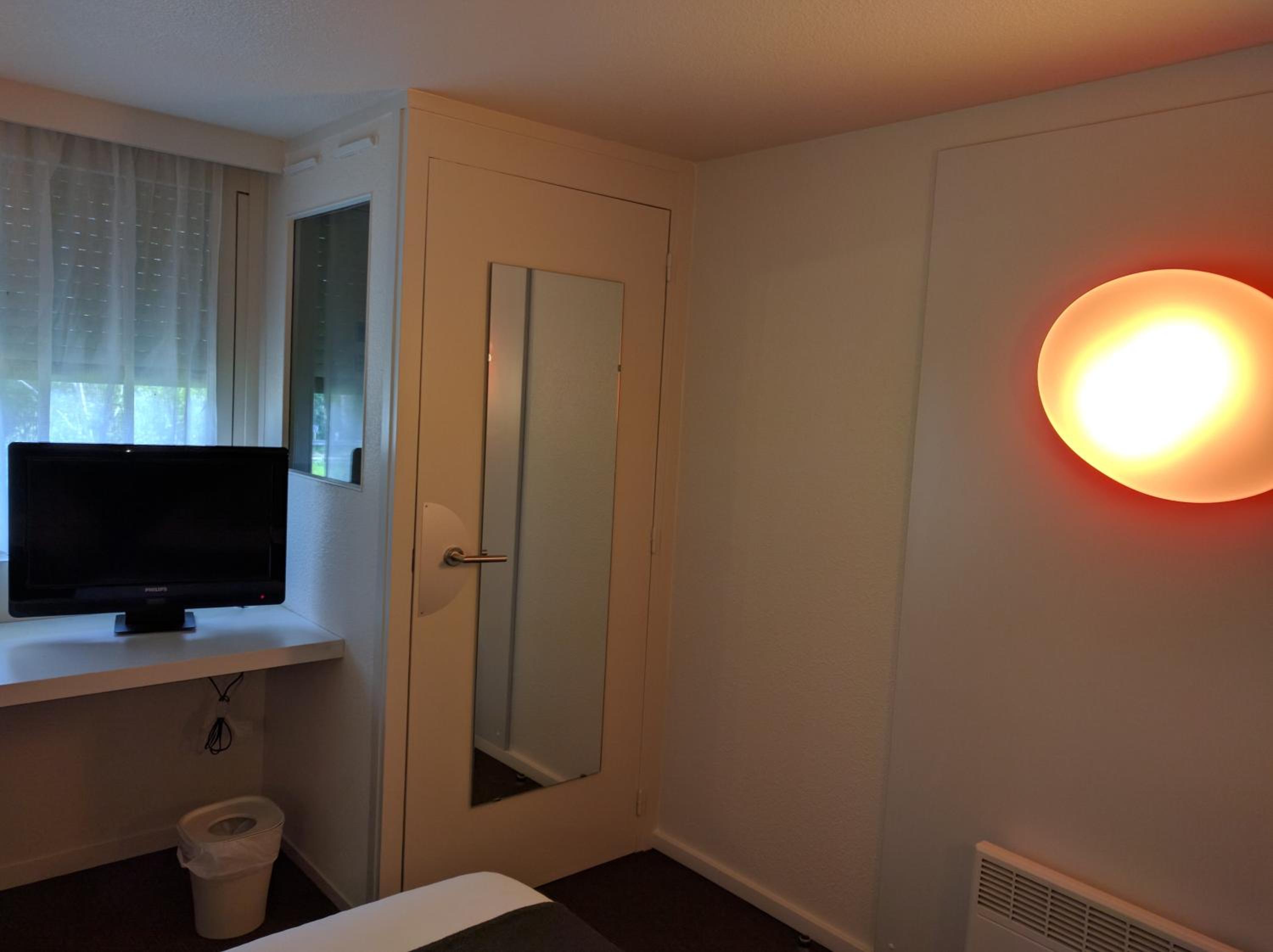 Standard Twin Room - Photo 8