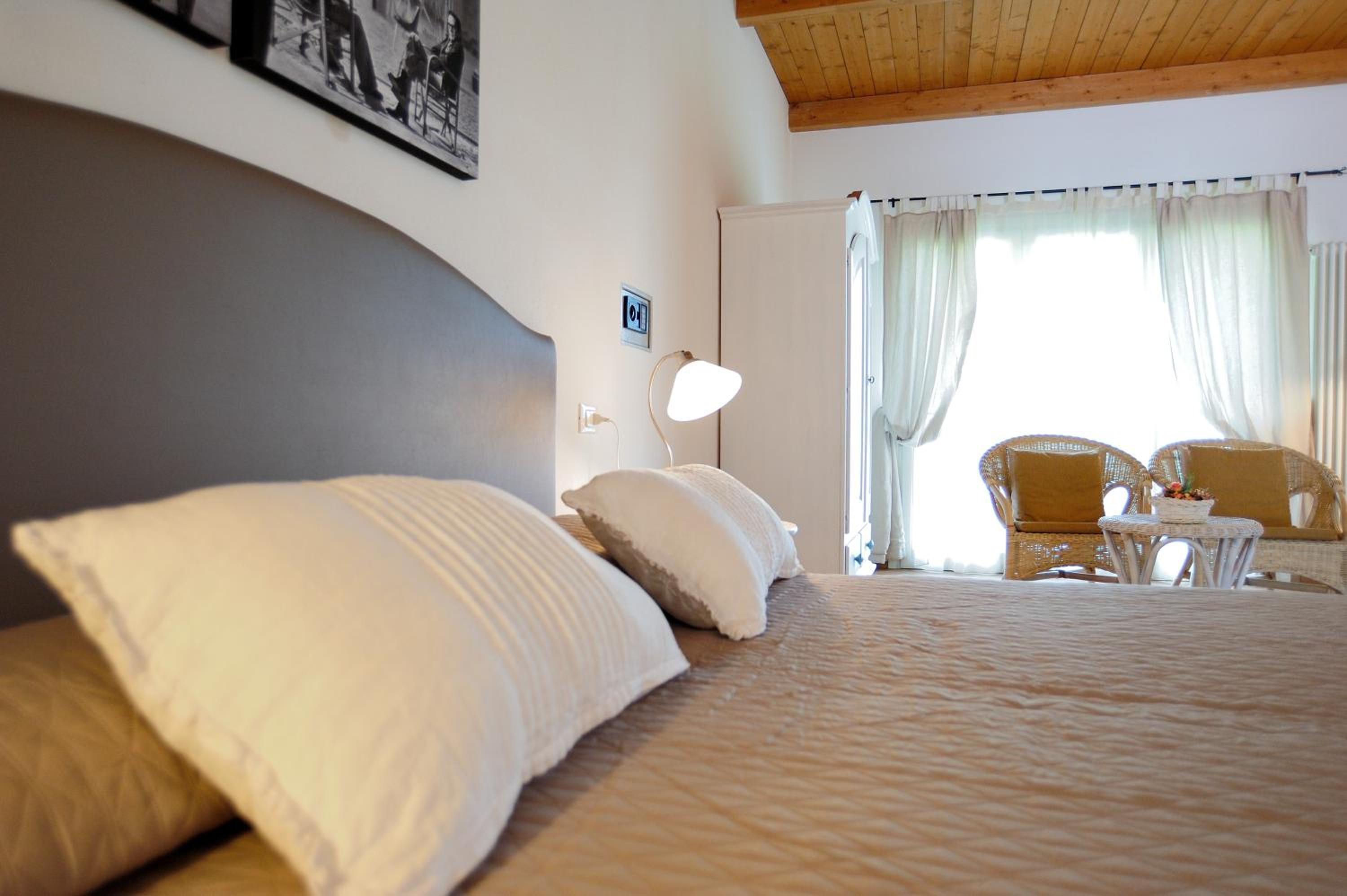 Standard Double Room - Photo 9