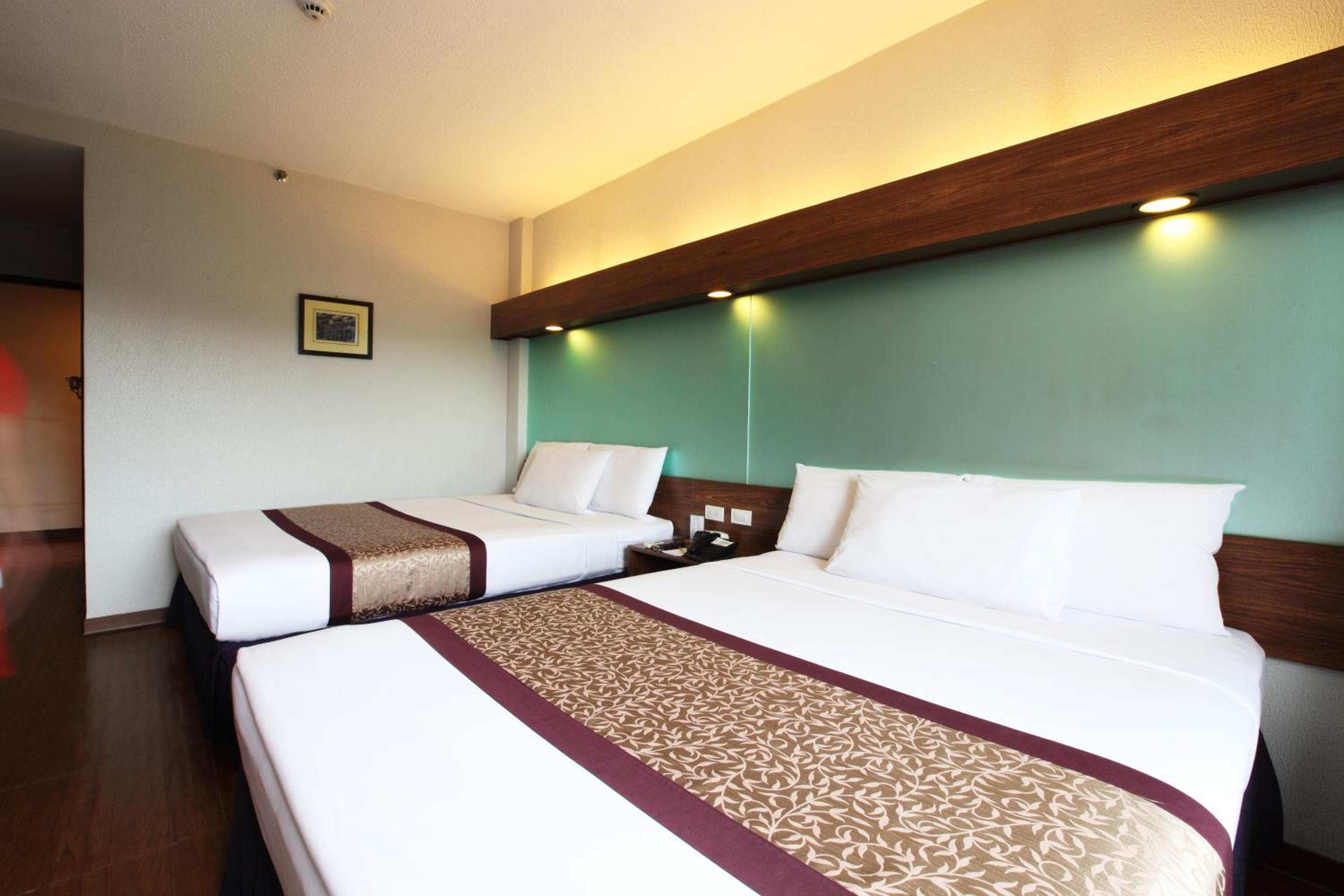 Queen Room with Two Queen Beds - Non-Smoking - Photo 1