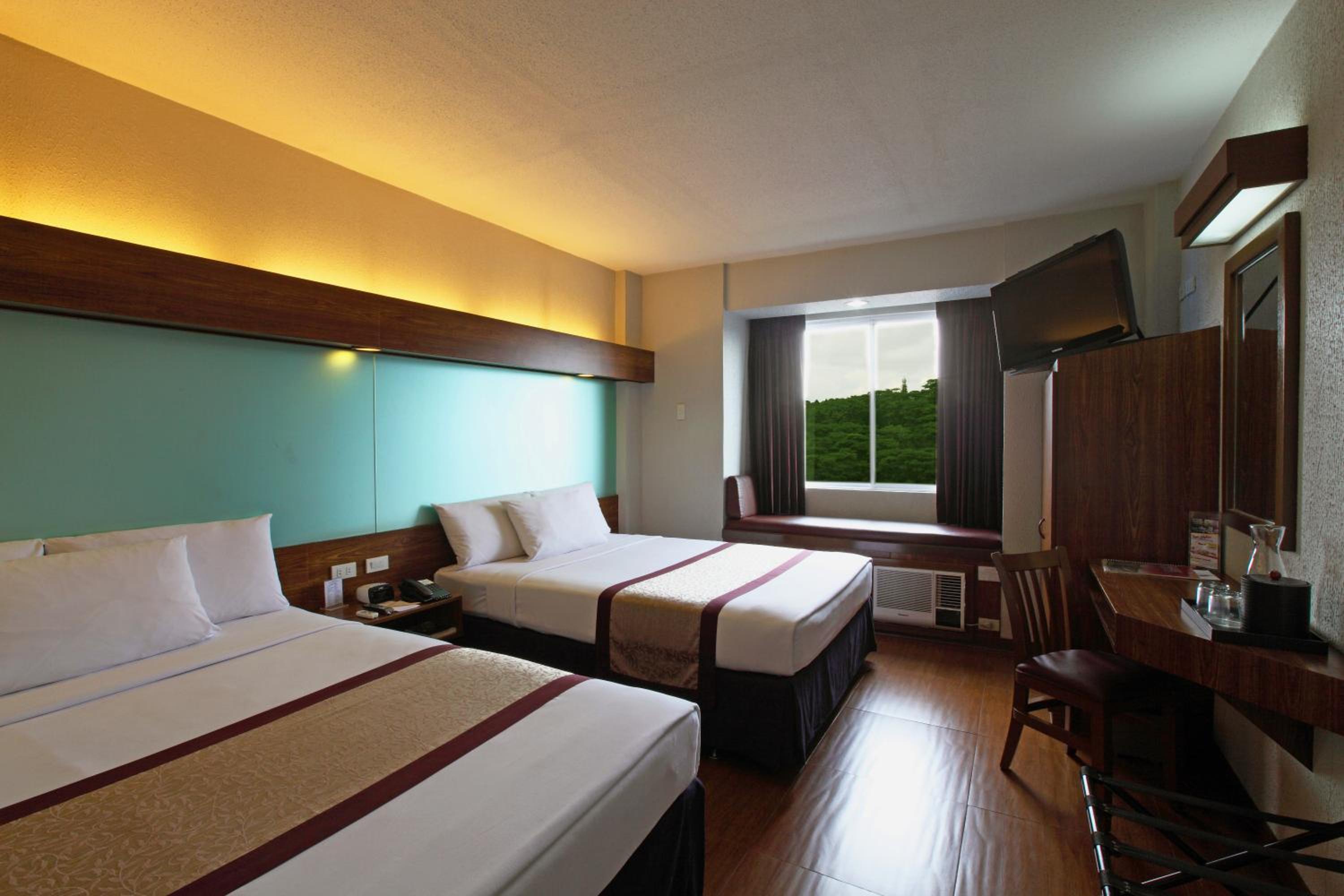 Queen Room with Two Queen Beds - Non-Smoking - Photo 6