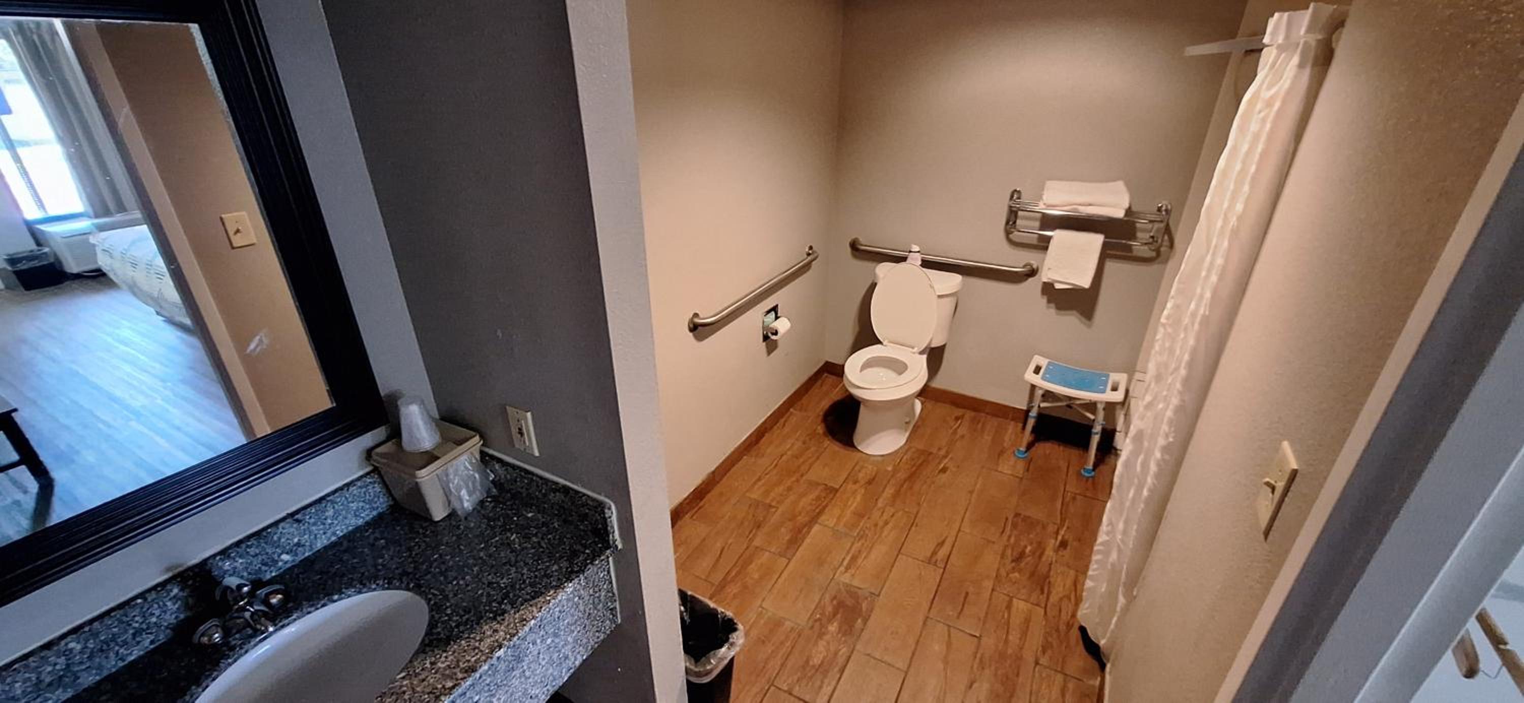 King Room with Roll-In Shower - Disability Access - Photo 2