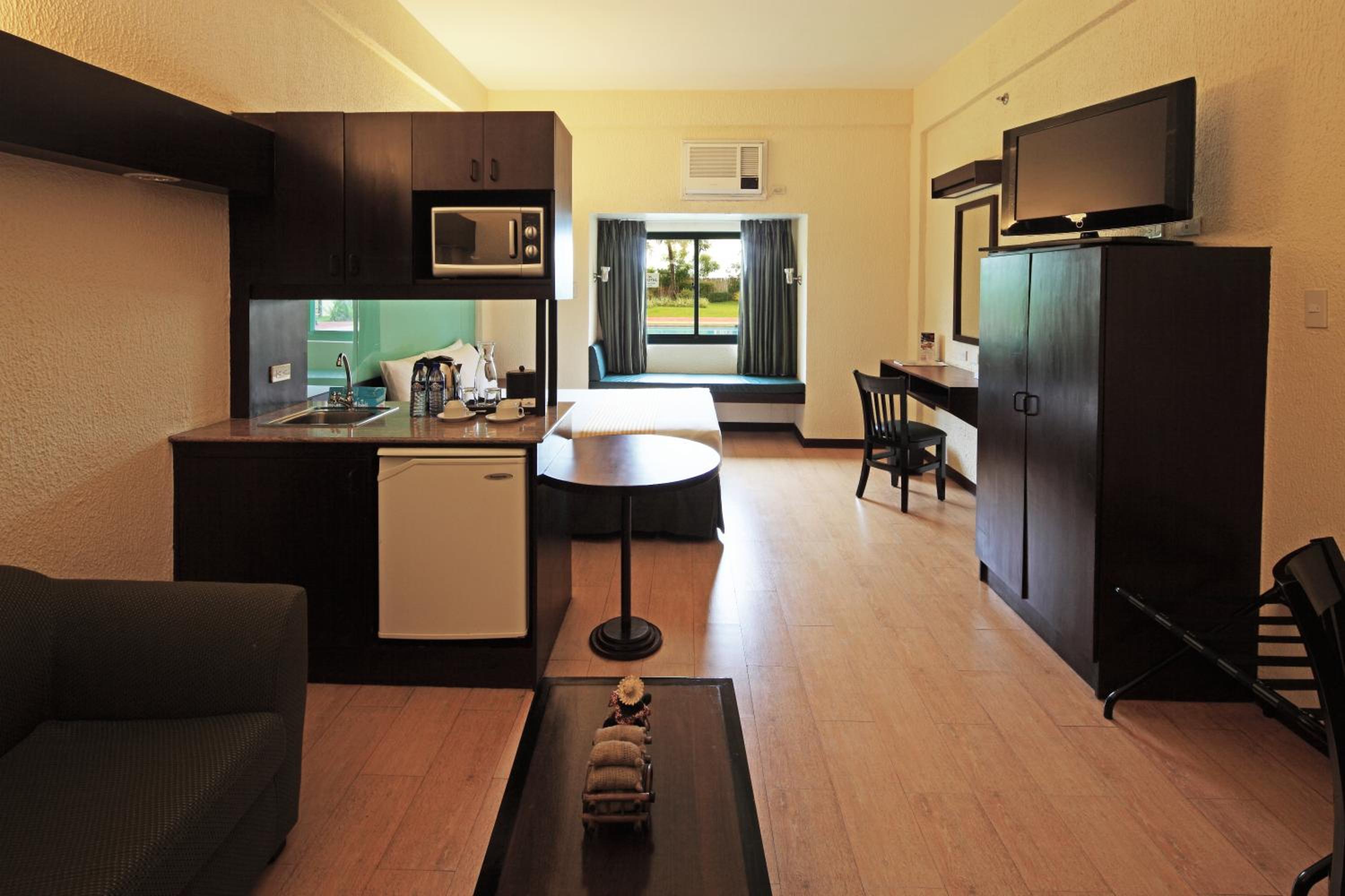 Queen Suite - Non-Smoking - Photo 1