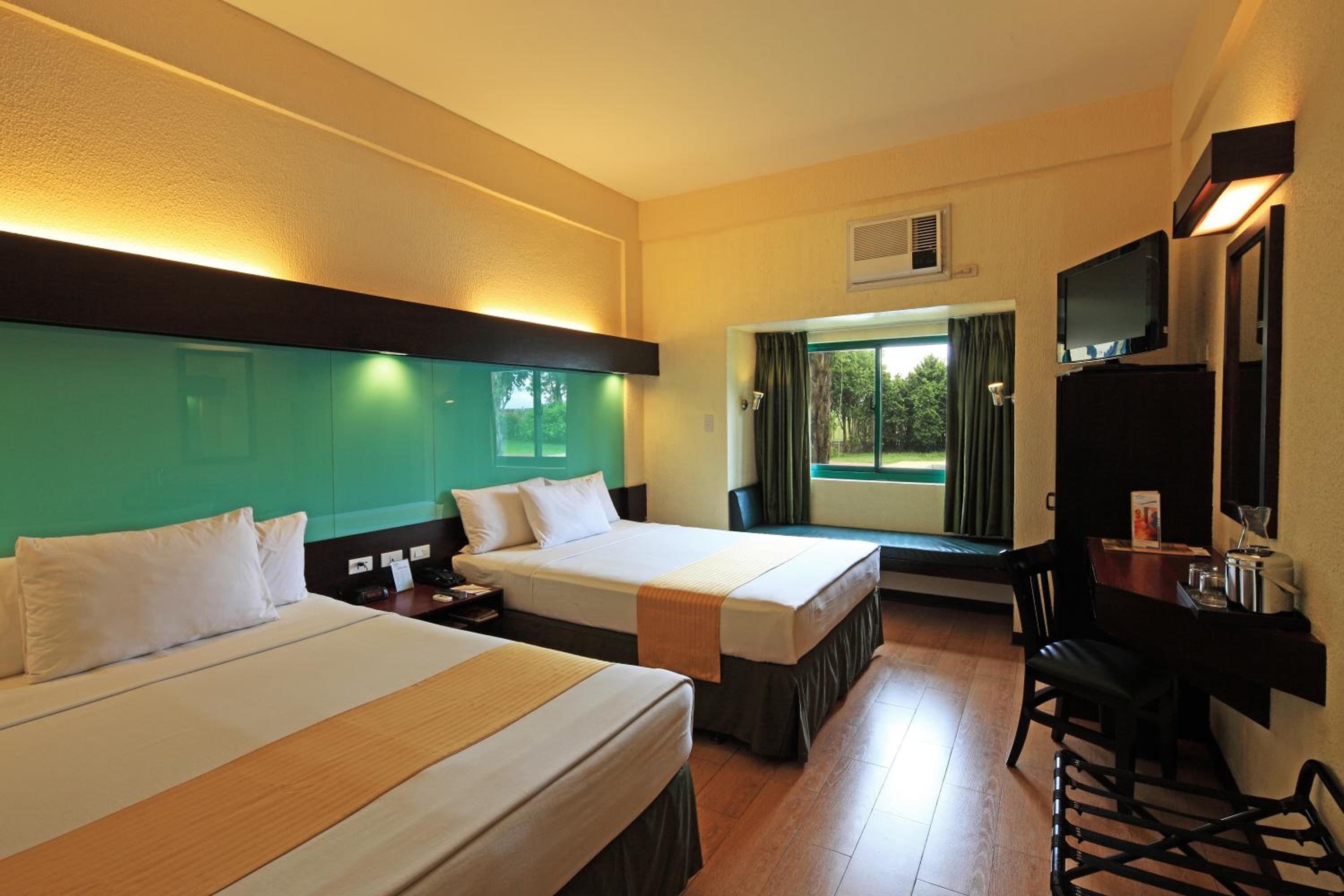 Queen Room with Two Queen Beds - Non-Smoking - Photo 1