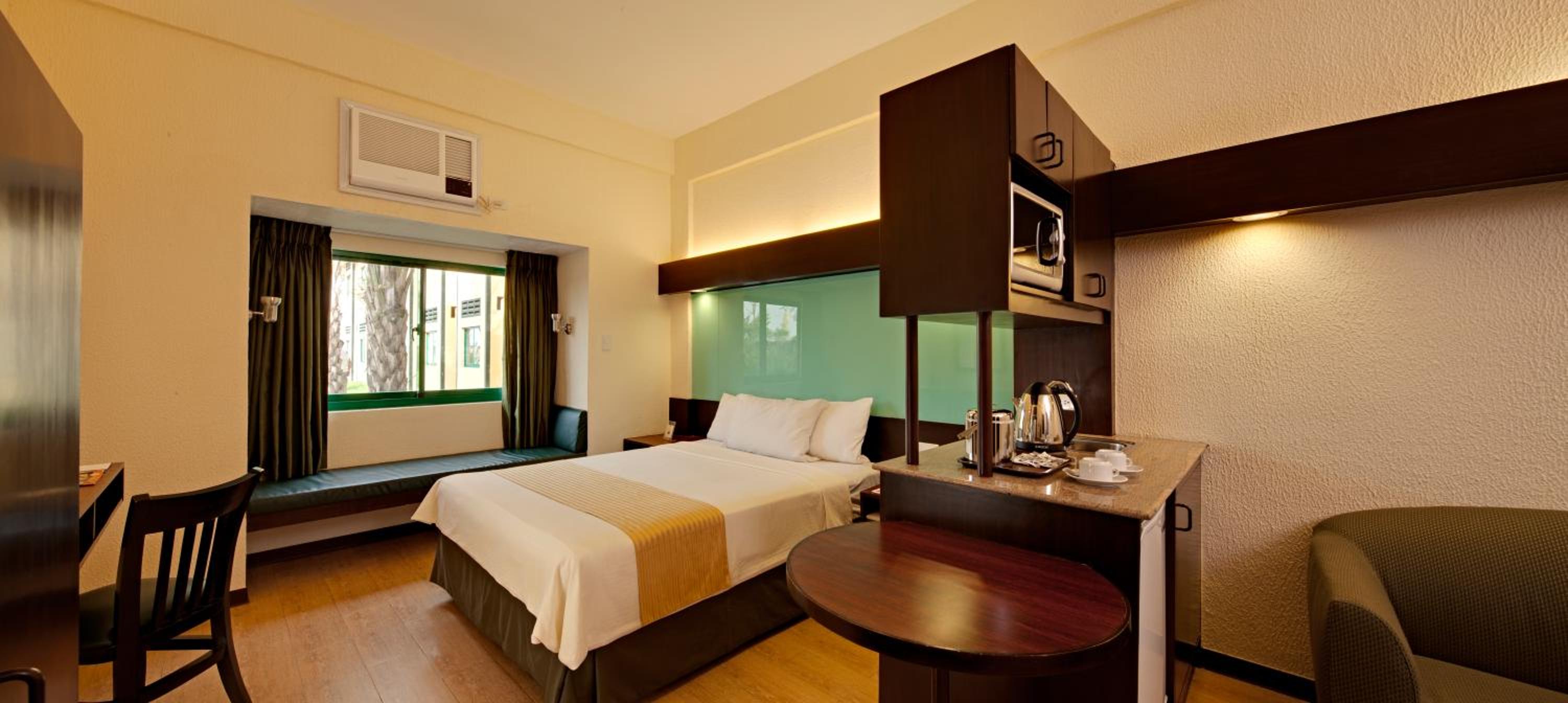 Queen Suite - Non-Smoking - Photo 4