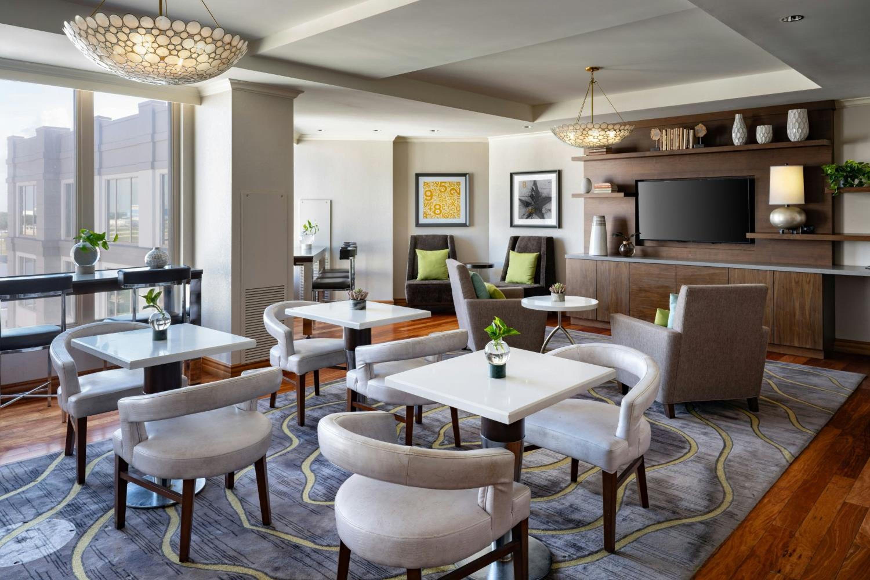 Executive Larger Guest Room with Two Queen Beds and Club Lounge - Photo 5