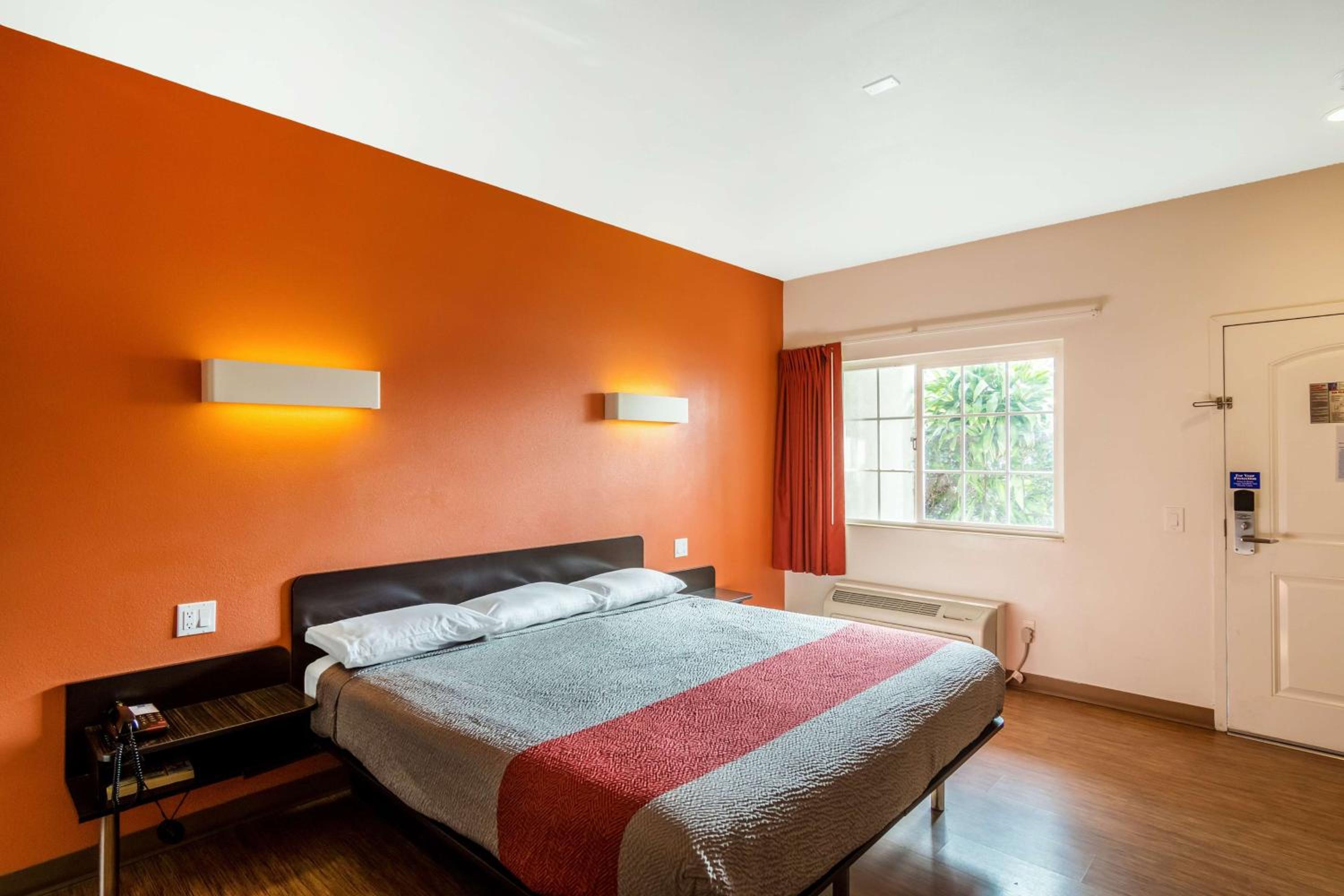 King Room - Non-Smoking