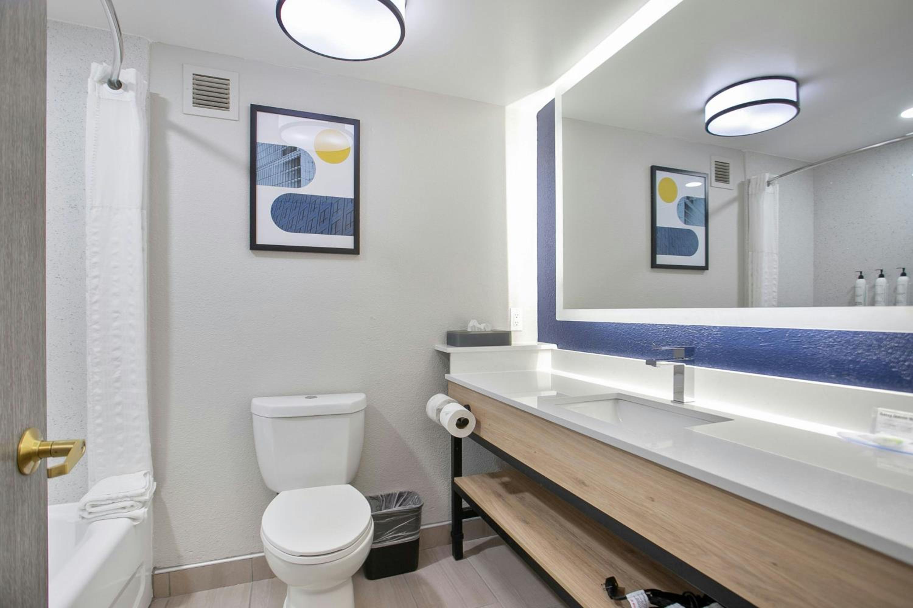 King Room – Mobility and Hearing Accessible - Photo 3
