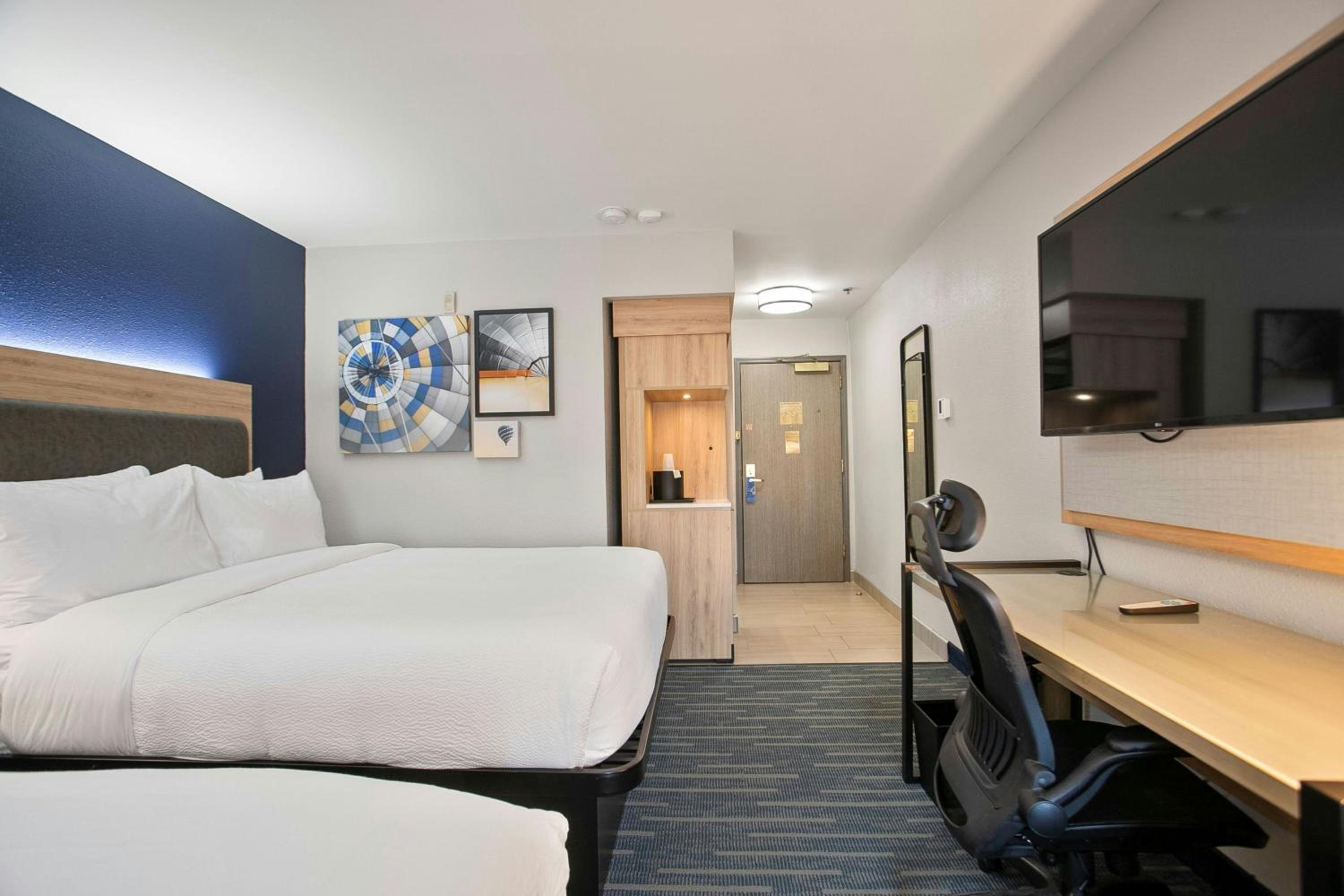 Standard Queen Room with Two Queen Beds and Tub - Mobility/Hearing Accessible - Photo 6