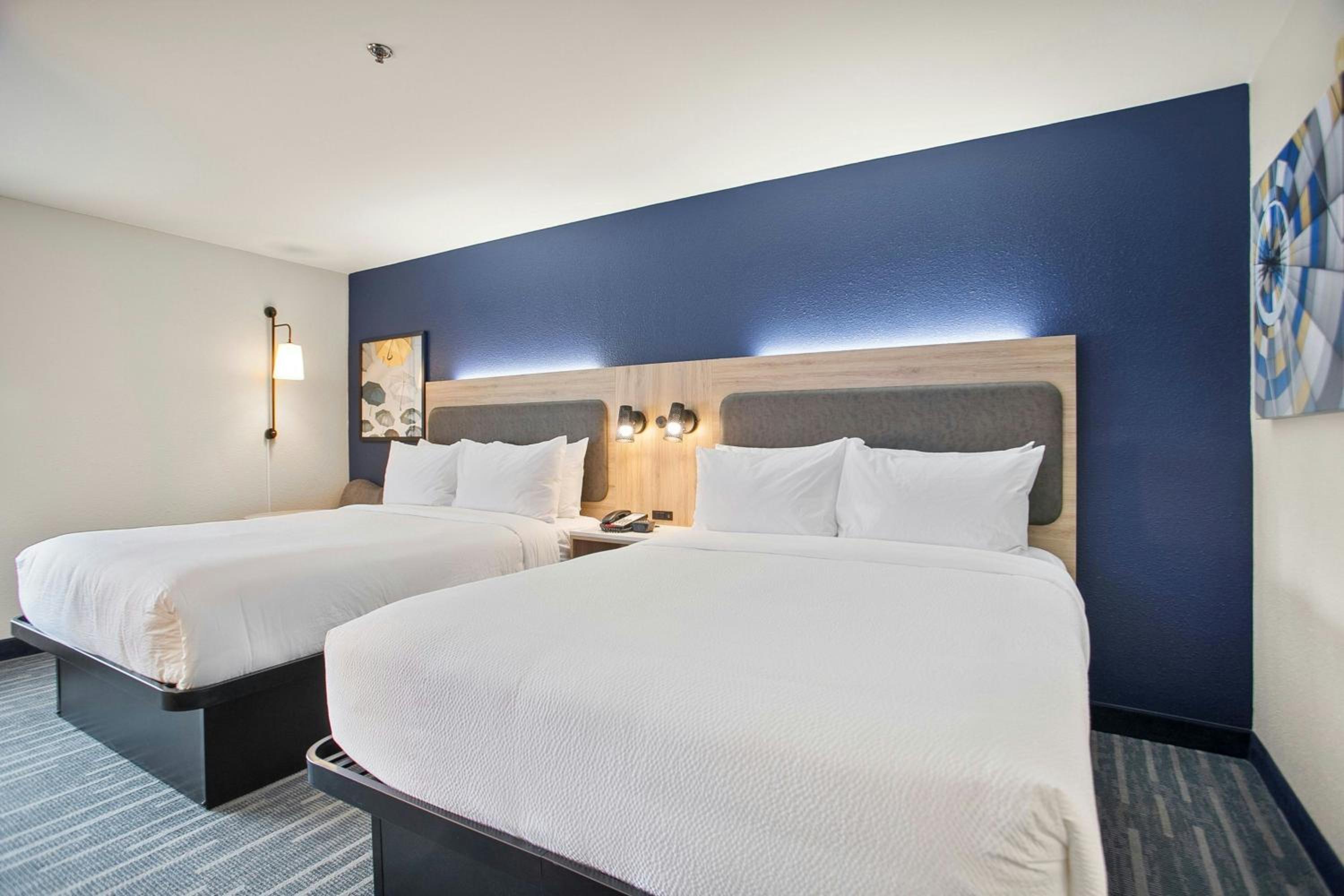 Standard Queen Room with Two Queen Beds and Tub - Mobility/Hearing Accessible - Photo 7