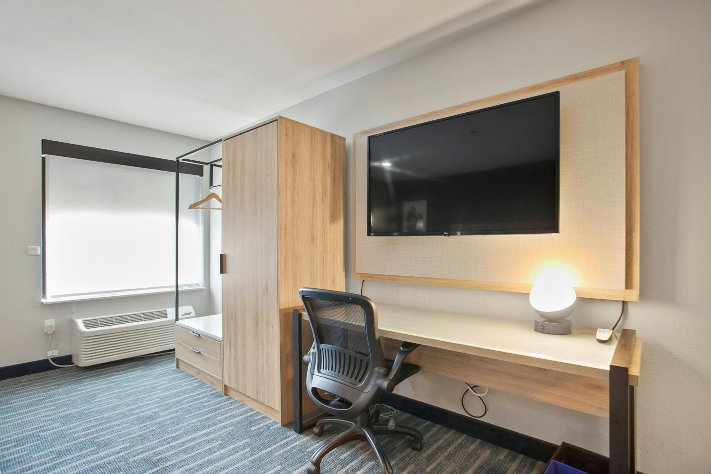 Standard Queen Room with Two Queen Beds and Tub - Mobility/Hearing Accessible - Photo 9