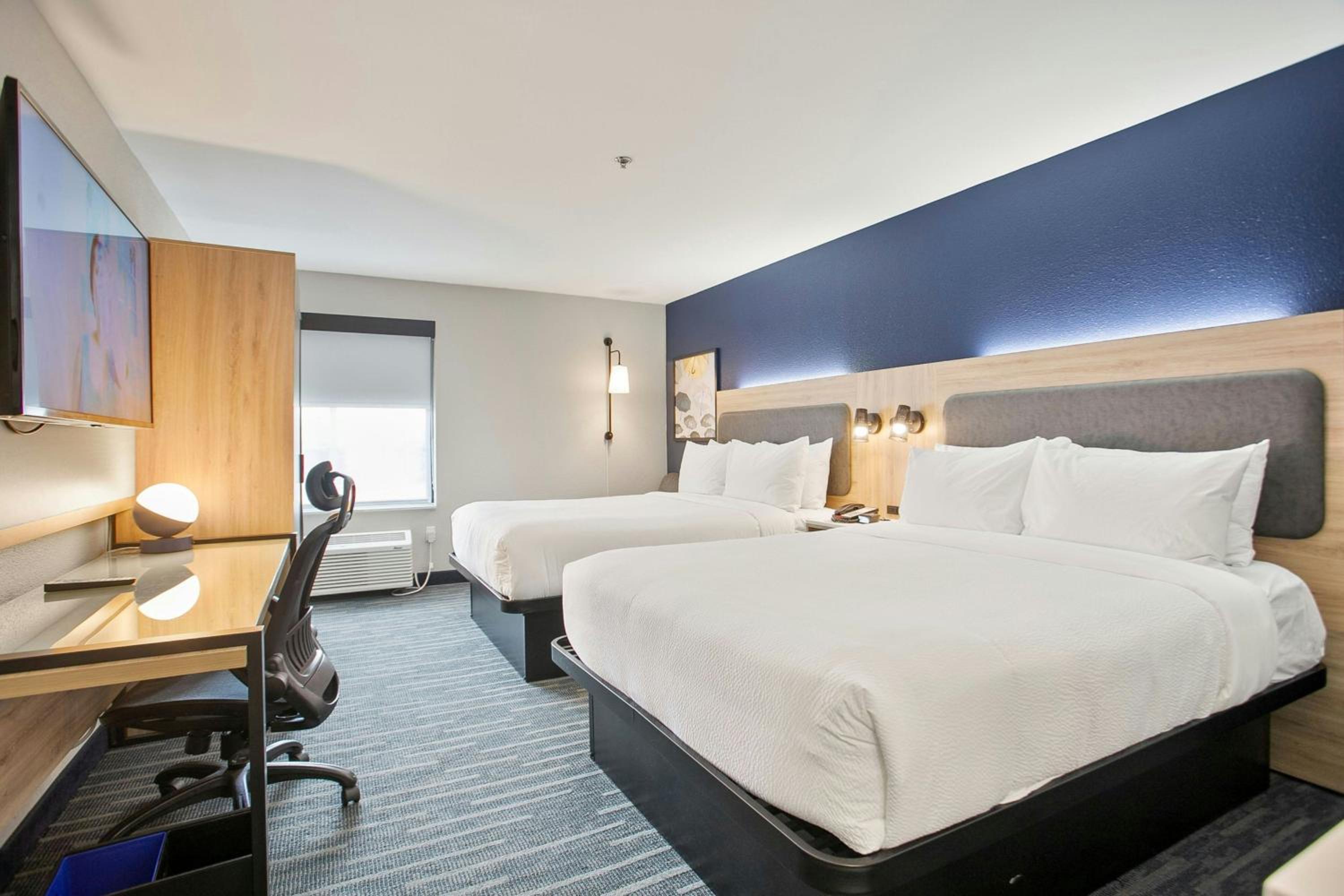 Standard Queen Room with Two Queen Beds and Tub - Mobility/Hearing Accessible - Photo 5