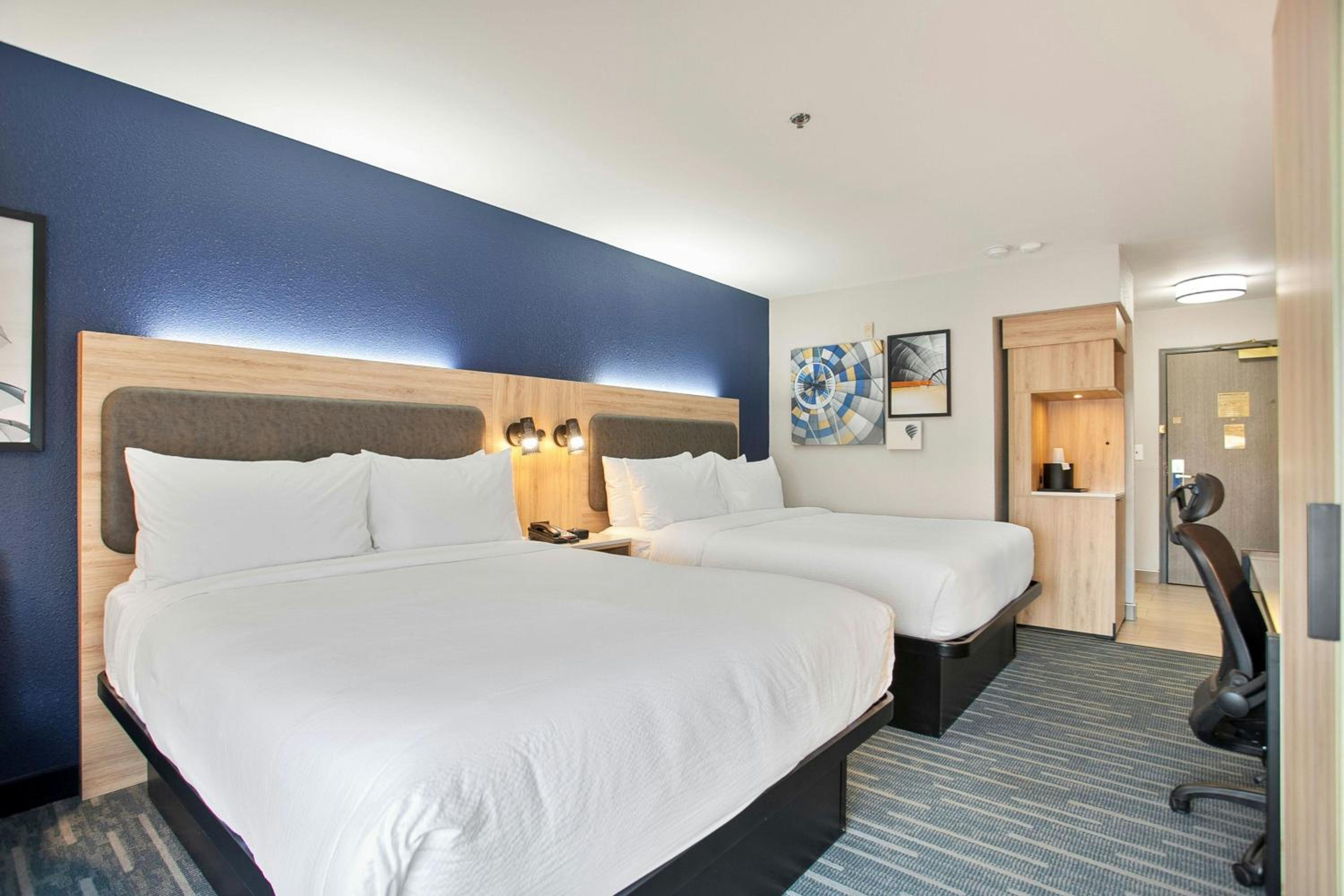 Standard Queen Room with Two Queen Beds and Tub - Mobility/Hearing Accessible - Photo 8