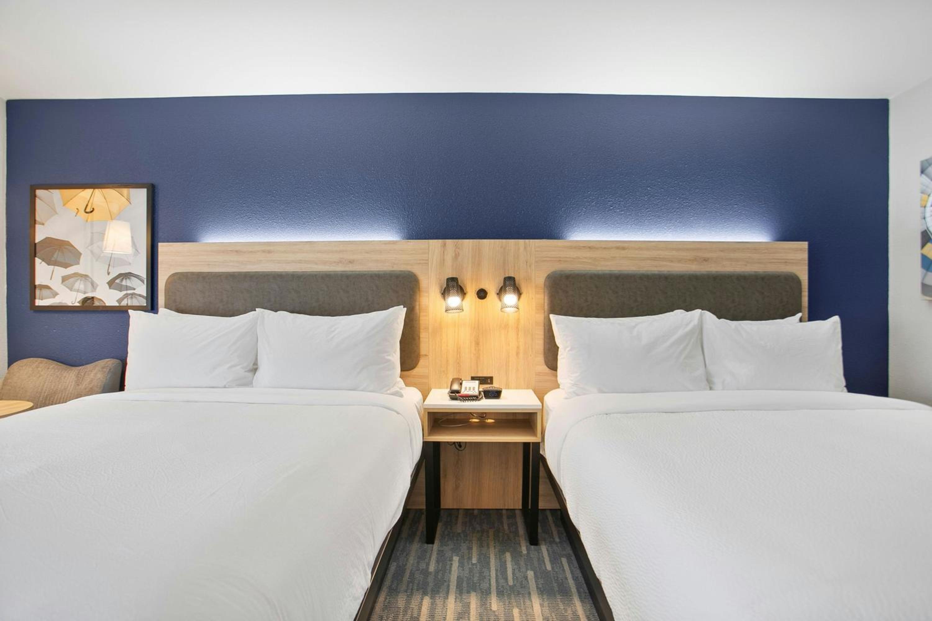 Standard Queen Room with Two Queen Beds and Tub - Mobility/Hearing Accessible - Photo 4