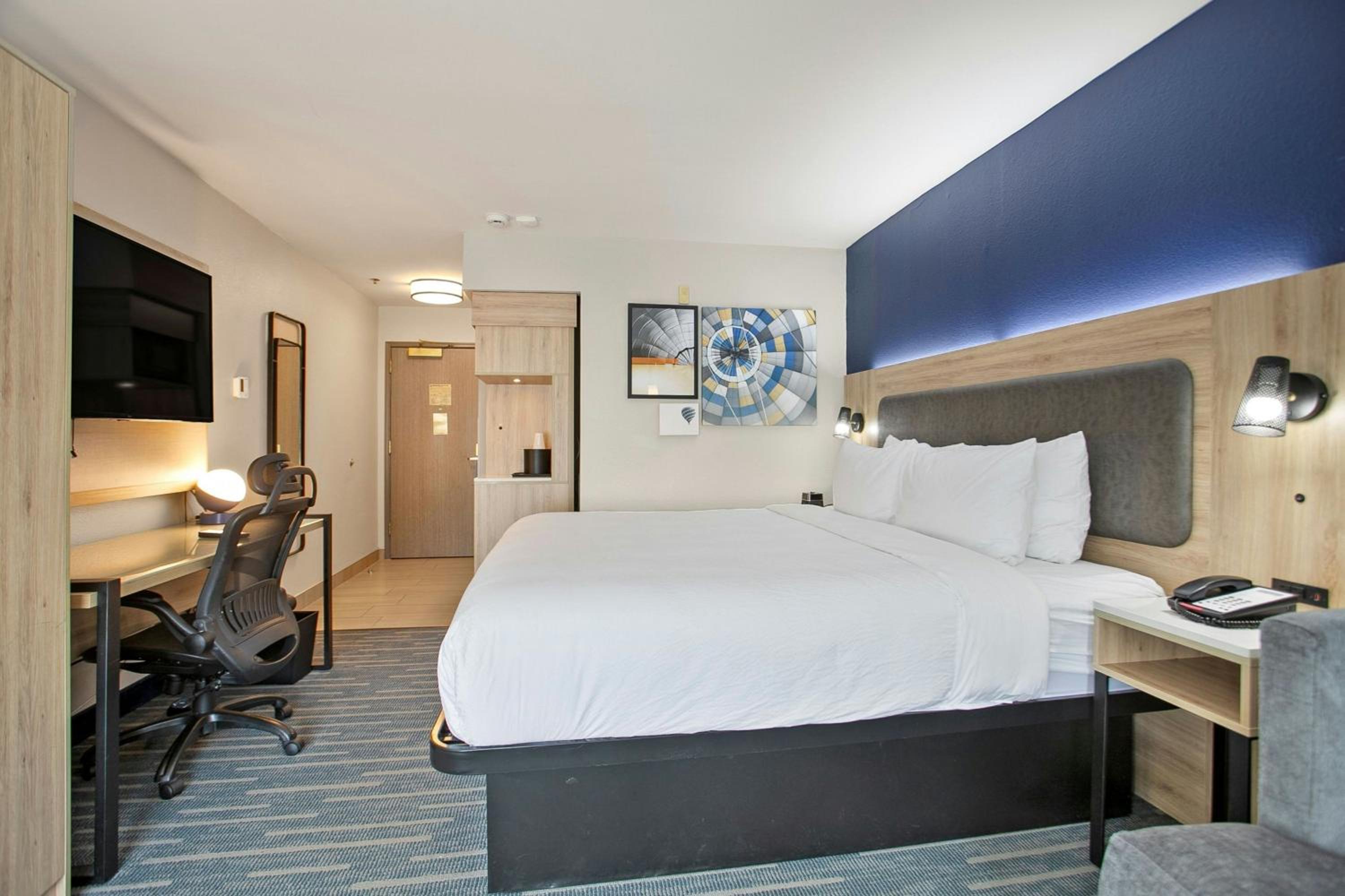 King Room – Mobility and Hearing Accessible - Photo 2