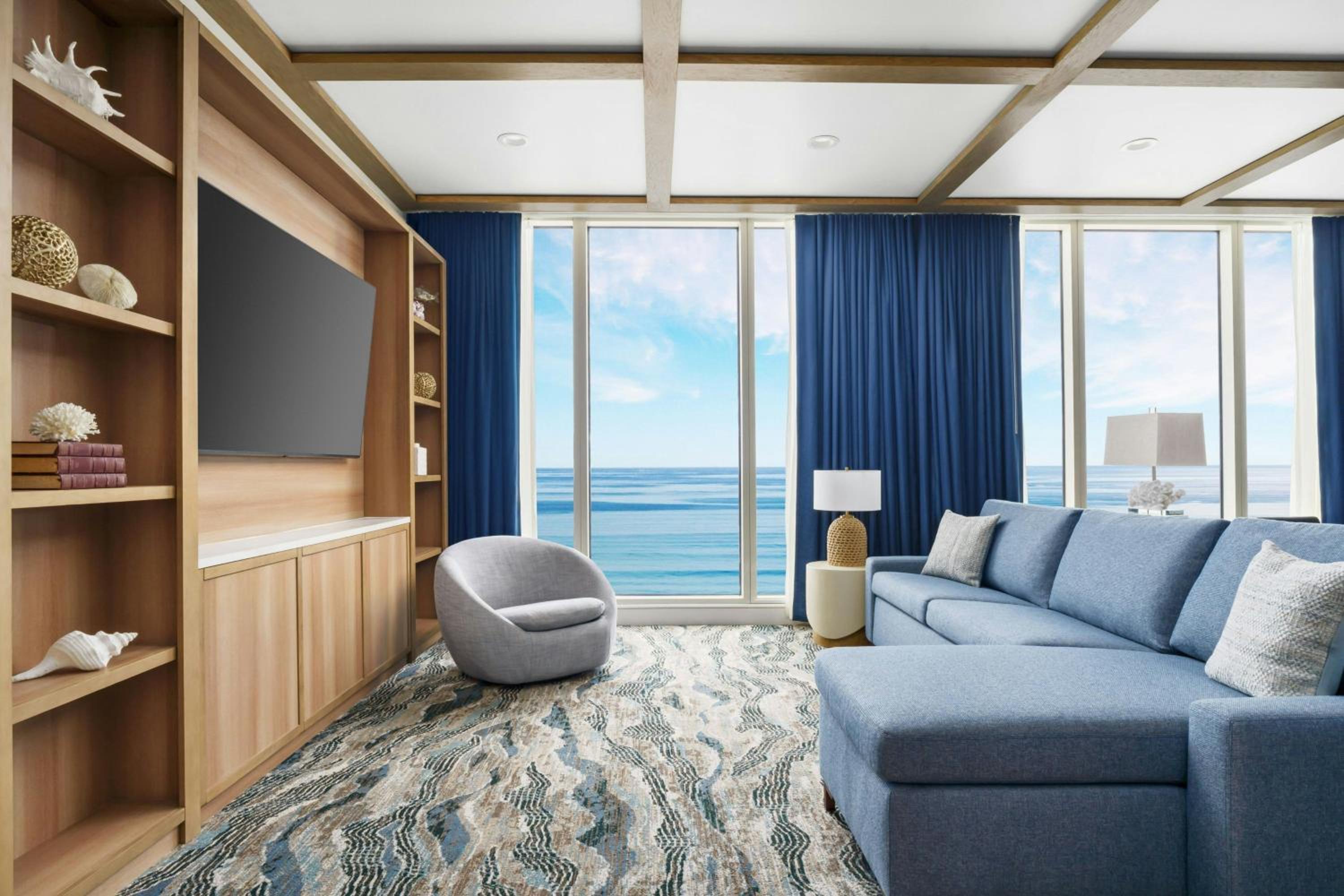 One-Bedroom Penthouse Apartment with King Bed, Oceanfront View, Sofa Bed, Sitting Area and Dining Area - Photo 2