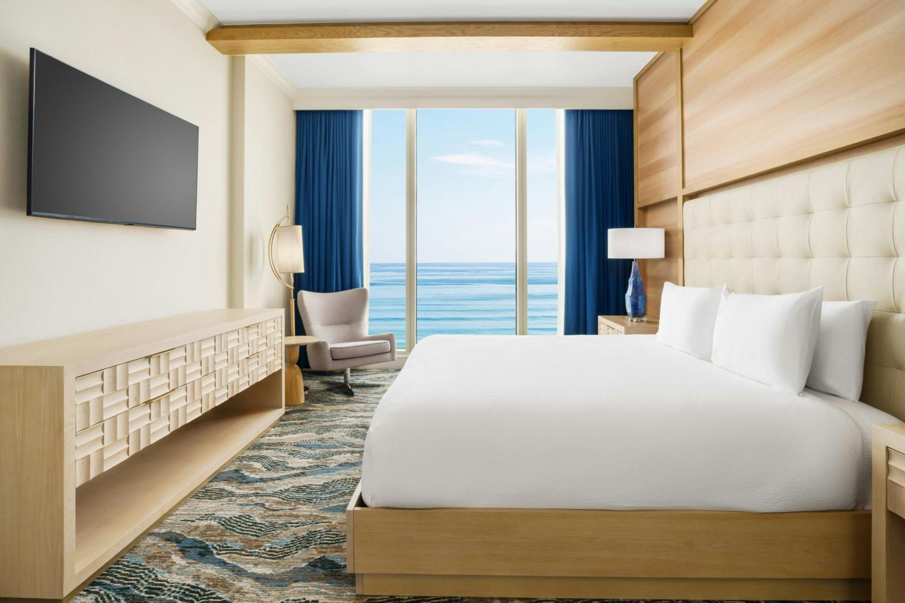 One-Bedroom Penthouse Apartment with King Bed, Oceanfront View, Sofa Bed, Sitting Area and Dining Area - Photo 4