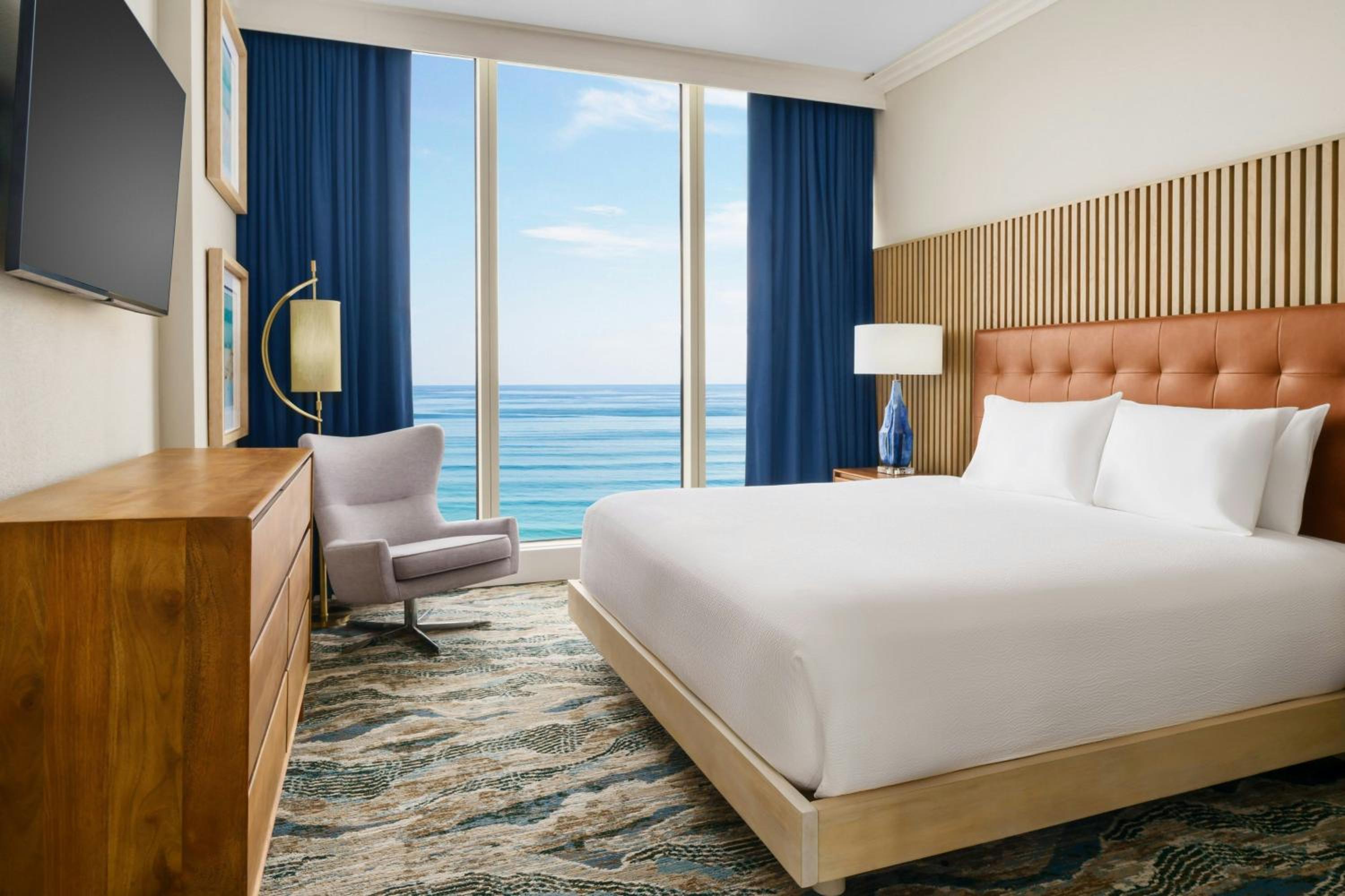 One-Bedroom Superior Suite with Oceanfront Premium and Sofa Bed - Hearing Accessible - Photo 1