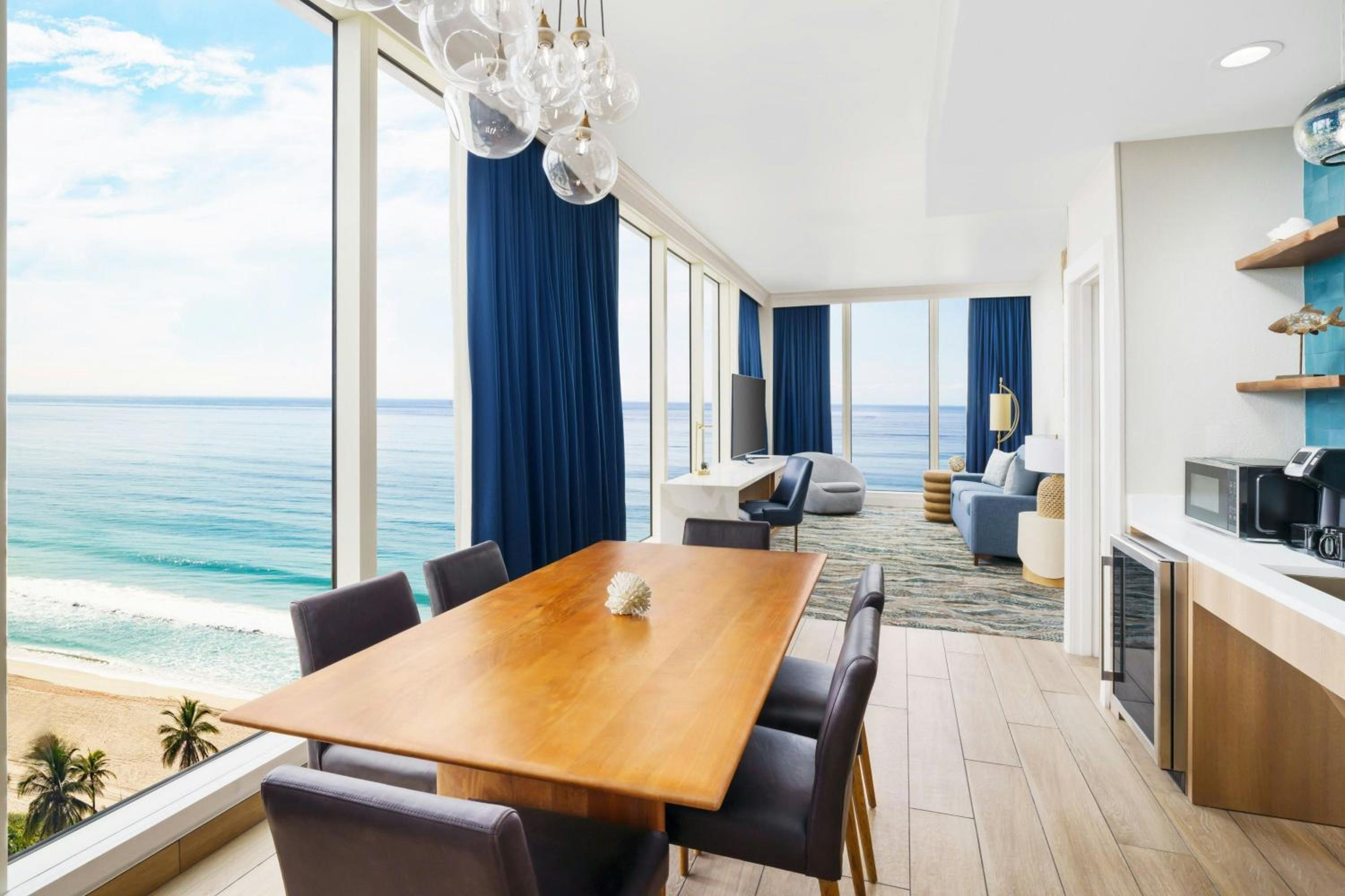 One-Bedroom Superior Suite with Oceanfront Premium and Sofa Bed - Hearing Accessible - Photo 3