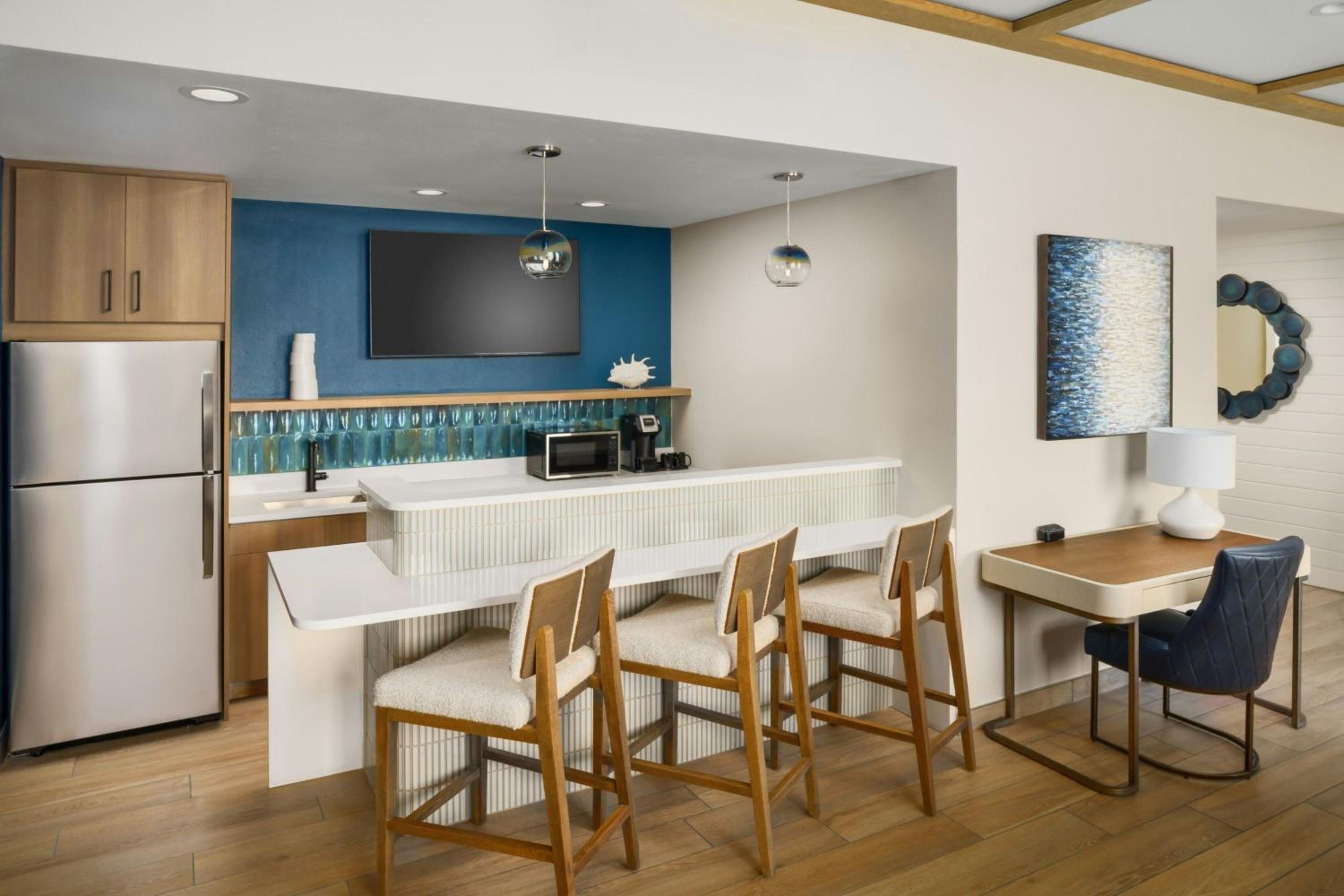 One-Bedroom Penthouse Apartment with King Bed, Oceanfront View, Sofa Bed, Sitting Area and Dining Area - Photo 6