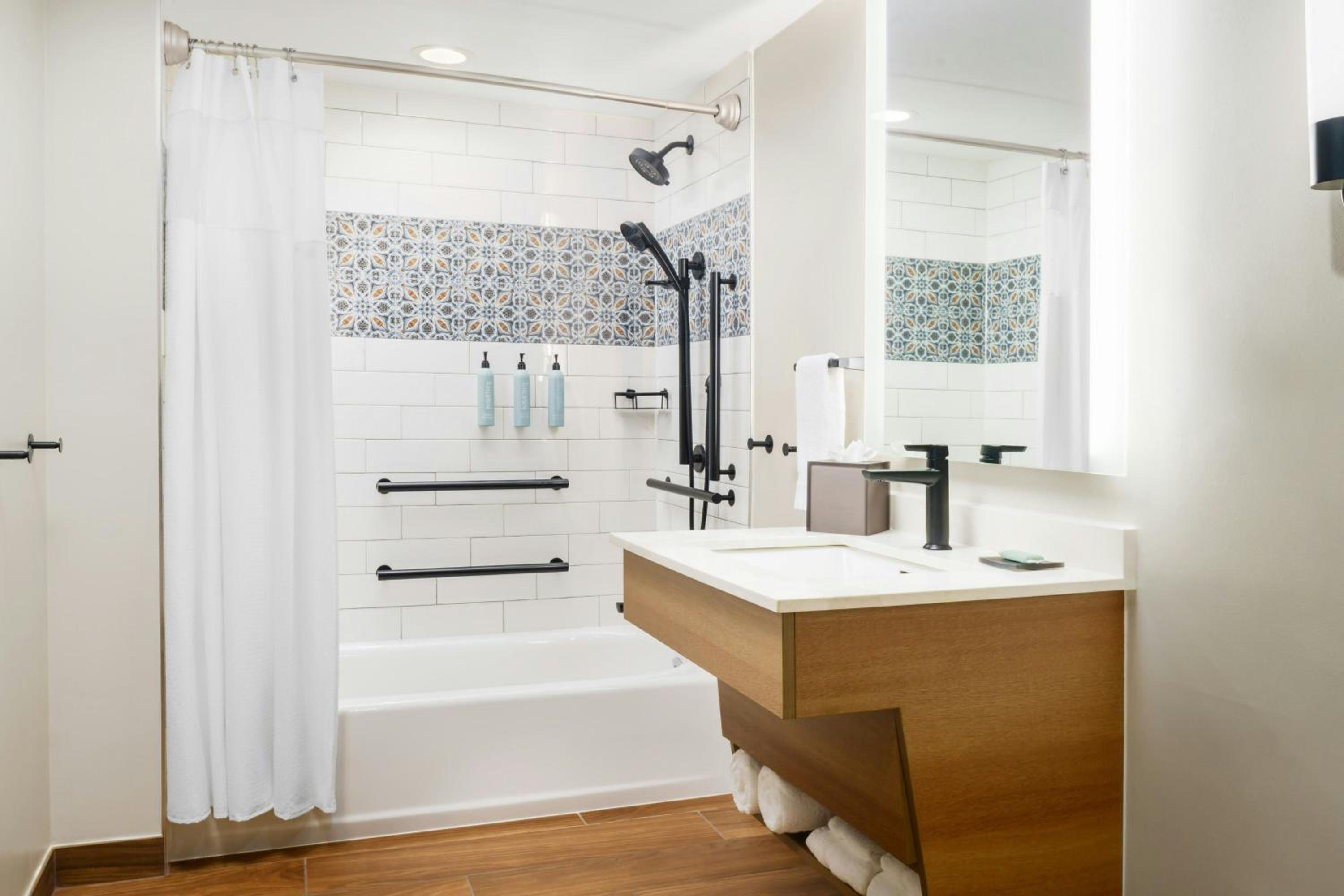 Premium King Room with Harbor View - High Floor/Mobility Accessible with Tub - Photo 5