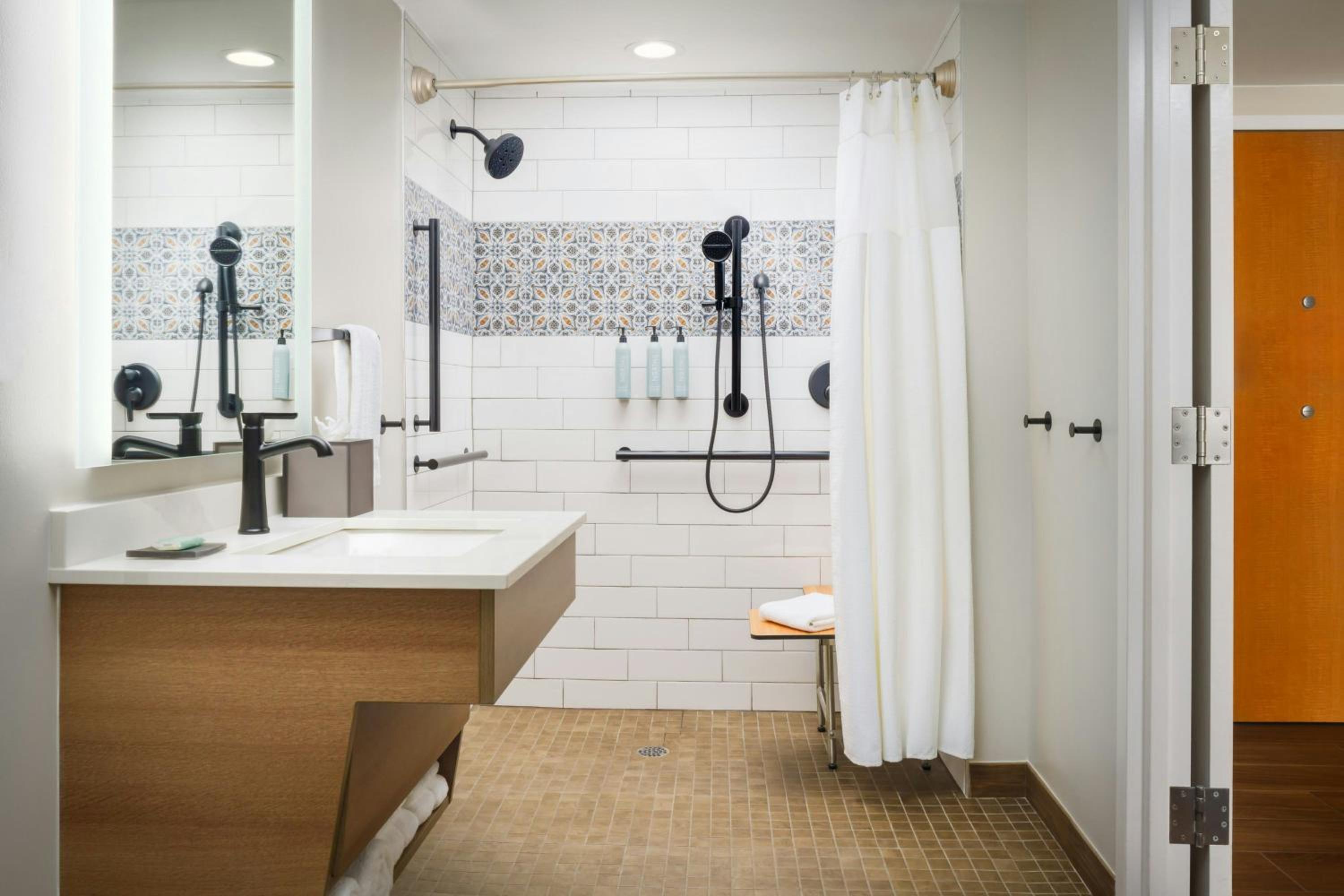 Queen Room with Two Queen Beds and Oceanfront - Mobility Accessible w/Roll In Shower - Photo 3