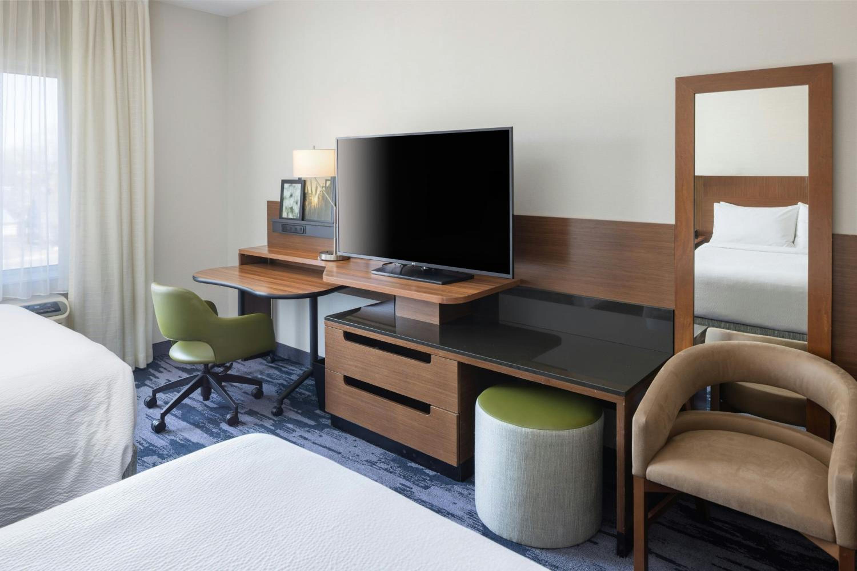 Queen Room with Two Queen Beds and Bathtub - Mobility Access/Hearing Accessible photo 2