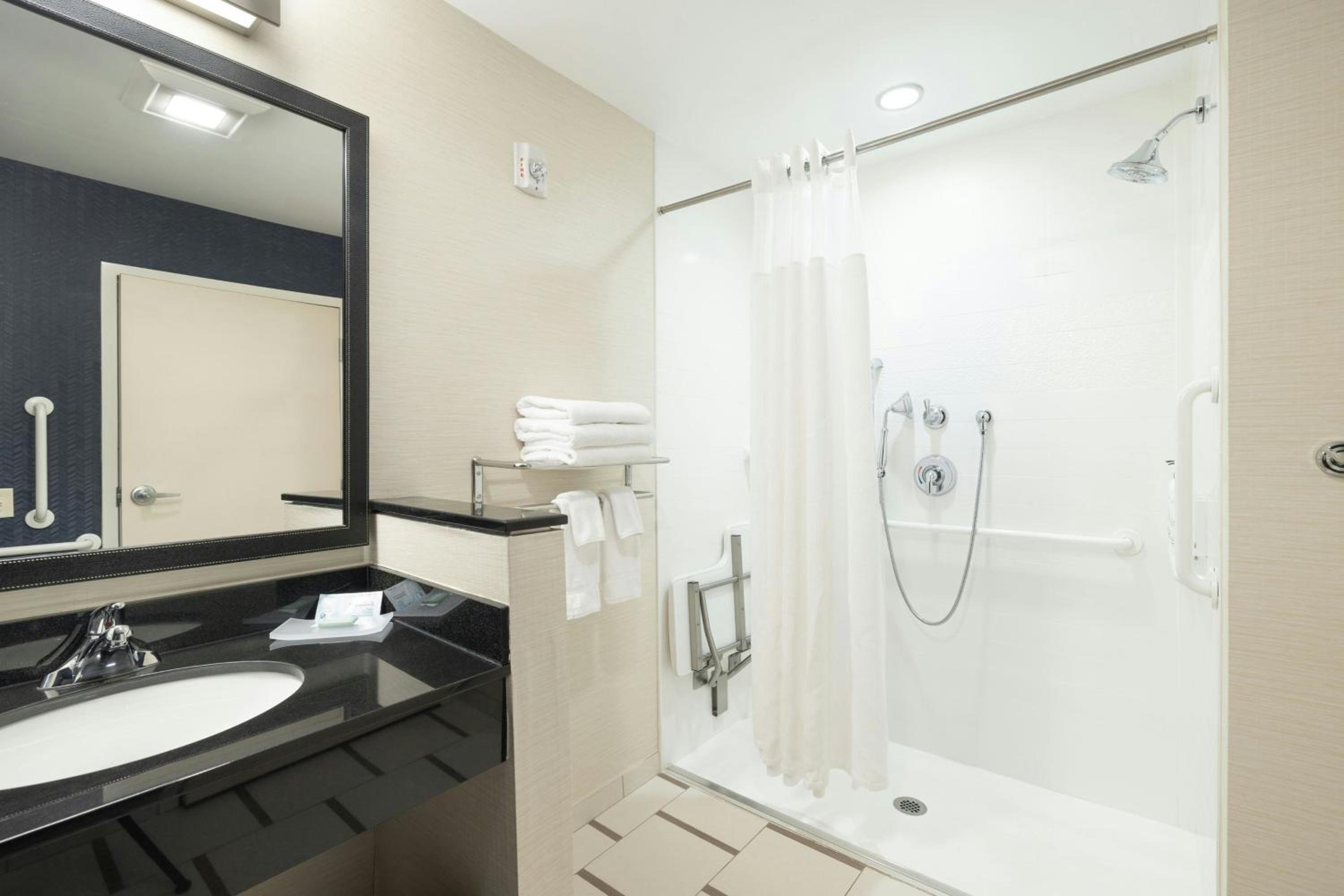 King Room - Hearing Accessible photo 3