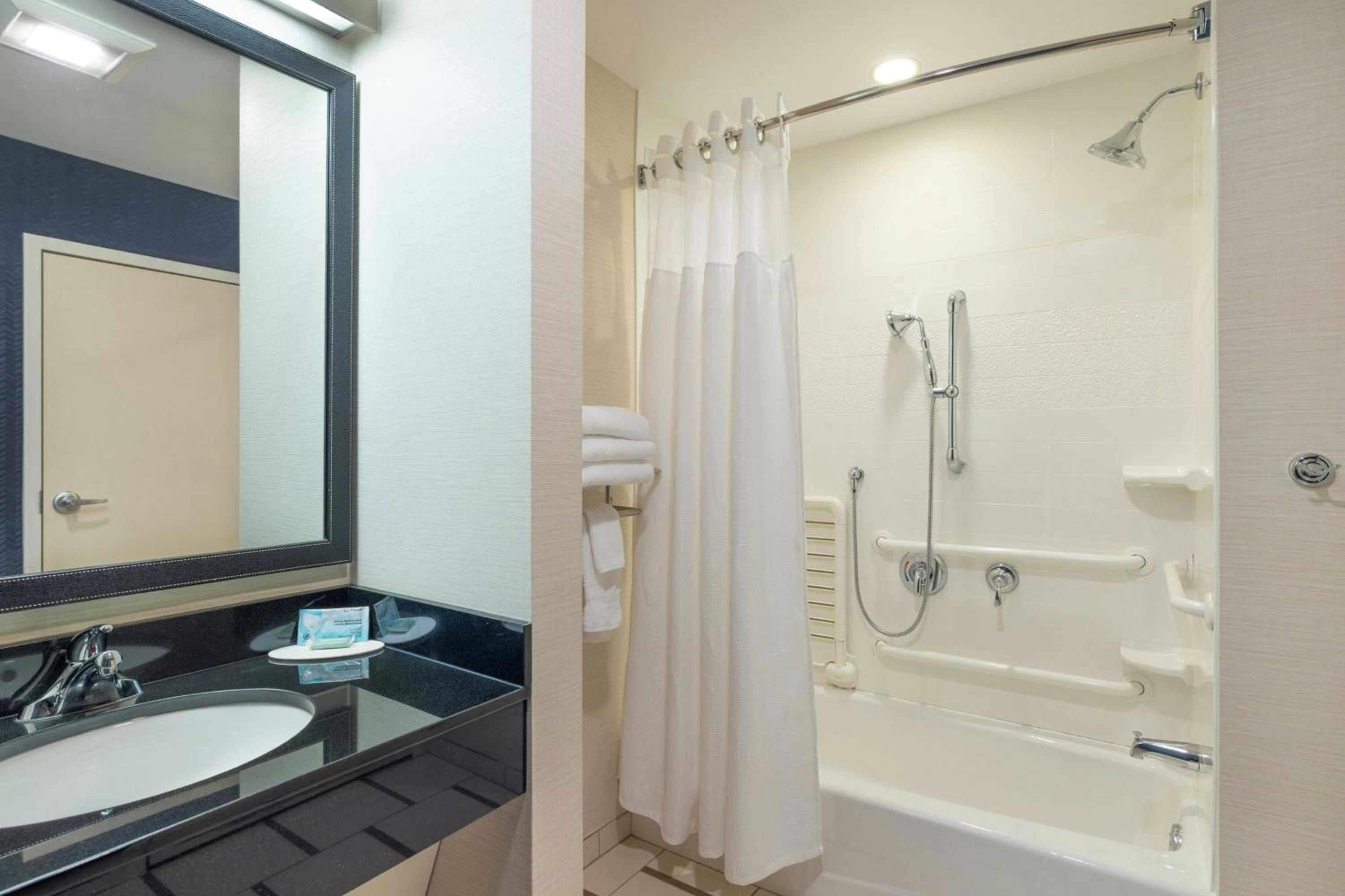 Queen Room with Two Queen Beds and Bathtub - Mobility Access/Hearing Accessible photo 3