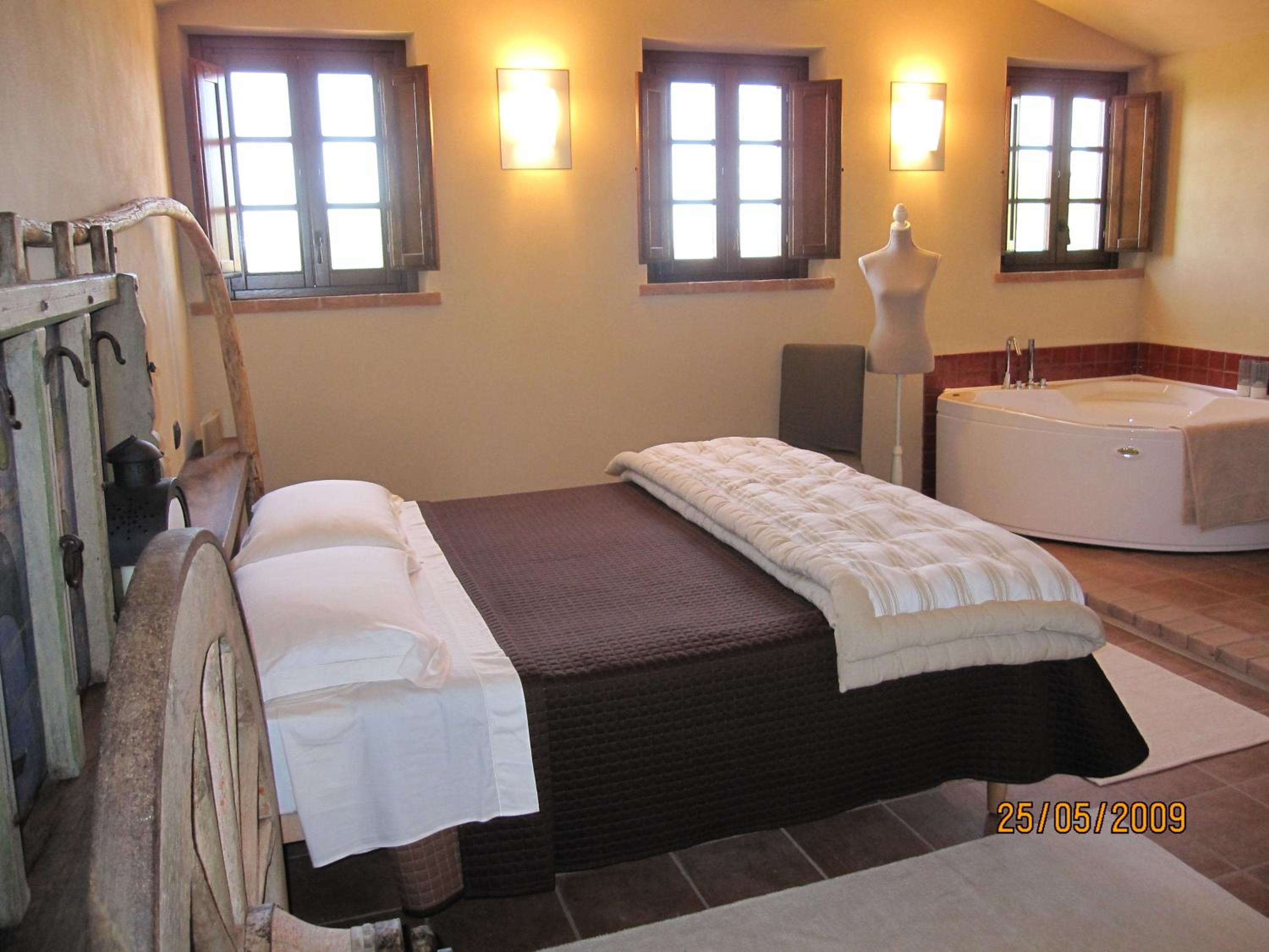 Double Room with Spa Bath - Photo 2